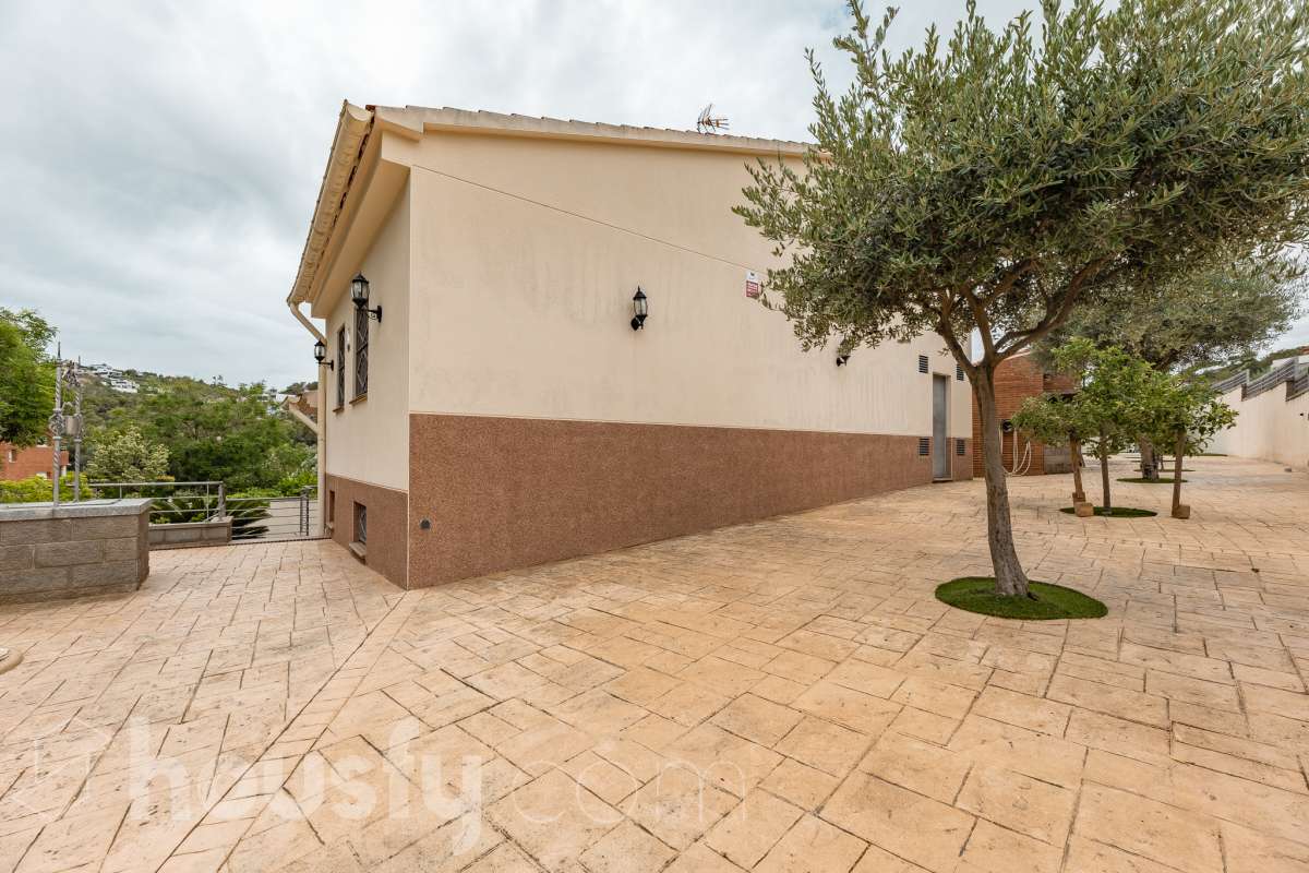 Housfy vende 🏡 fantástica casa ubicada en Sant Pere de Ribes, la cuál consta de 308 m² útiles (verificados con la Dirección General de Catastro). Construida en el año: 2007. Distribución de estancias -Salón-comedor -7 Dormitorios -4 Baños -Cocina equipada Características específicas -Ascensor -Armario empotrado -Aire acondicionado -Suite con baño -Trastero -Altillo -Calefacción -Domótica -Electrodomésticos -Gres/cerámica -Se aceptan mascotas -Parquet -Balcón -Terraza privada -Patio -Vistas a la montaña -Piscina privada -Jardín privado -Chimenea -Despacho -Lavadero -Plaza de garaje Zona y entorno Respecto a la ubicación, se sitúa en Sant Pere de Ribes, municipio de Barcelona. Esta propiedad se encuentra cerca de transporte público, colegios, supermercados y farmacias. Aviso legal El precio de venta no incluye gastos de la compraventa como notaría, registro, impuestos, ni tampoco honorarios agencia. Esta publicación no es vinculante. Consulta siempre la nota simple con Housfy antes de formalizar la compraventa. Sobre nosotros Housfy es la plataforma integral de servicios inmobiliarios. Nuestra combinación de expertos y tecnología pone al alcance de todo el mundo servicios cómodos, claros y seguros. AICAT número: 7922. Nos encargamos de la gestión y asesoramiento de la compra. ¡Olvídate de todo! Hacemos los trámites por ti. Y, si además necesitas financiación, ponemos a tu disposición un bróker hipotecario para ayudarte a conseguir las mejores condiciones para tu perfil económico. ¿Quieres visitarla? Contacta con Housfy y agenda tu visita sin compromiso. Más información en: housfy.com-48
