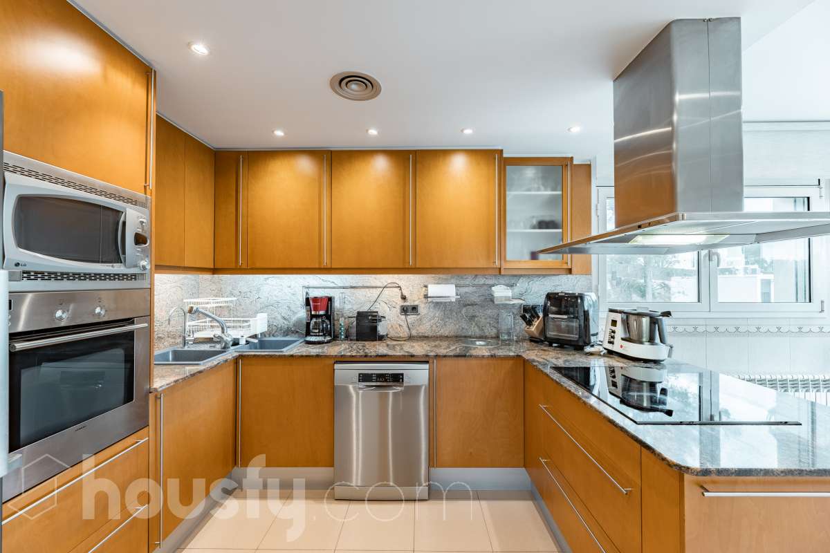 Housfy vende 🏡 fantástica casa ubicada en Sant Pere de Ribes, la cuál consta de 308 m² útiles (verificados con la Dirección General de Catastro). Construida en el año: 2007. Distribución de estancias -Salón-comedor -7 Dormitorios -4 Baños -Cocina equipada Características específicas -Ascensor -Armario empotrado -Aire acondicionado -Suite con baño -Trastero -Altillo -Calefacción -Domótica -Electrodomésticos -Gres/cerámica -Se aceptan mascotas -Parquet -Balcón -Terraza privada -Patio -Vistas a la montaña -Piscina privada -Jardín privado -Chimenea -Despacho -Lavadero -Plaza de garaje Zona y entorno Respecto a la ubicación, se sitúa en Sant Pere de Ribes, municipio de Barcelona. Esta propiedad se encuentra cerca de transporte público, colegios, supermercados y farmacias. Aviso legal El precio de venta no incluye gastos de la compraventa como notaría, registro, impuestos, ni tampoco honorarios agencia. Esta publicación no es vinculante. Consulta siempre la nota simple con Housfy antes de formalizar la compraventa. Sobre nosotros Housfy es la plataforma integral de servicios inmobiliarios. Nuestra combinación de expertos y tecnología pone al alcance de todo el mundo servicios cómodos, claros y seguros. AICAT número: 7922. Nos encargamos de la gestión y asesoramiento de la compra. ¡Olvídate de todo! Hacemos los trámites por ti. Y, si además necesitas financiación, ponemos a tu disposición un bróker hipotecario para ayudarte a conseguir las mejores condiciones para tu perfil económico. ¿Quieres visitarla? Contacta con Housfy y agenda tu visita sin compromiso. Más información en: housfy.com-9