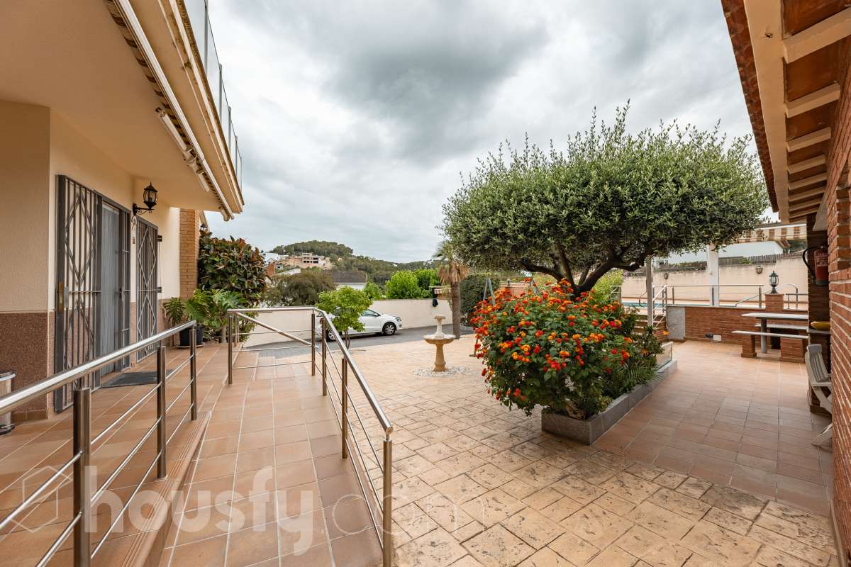 Housfy vende 🏡 fantástica casa ubicada en Sant Pere de Ribes, la cuál consta de 308 m² útiles (verificados con la Dirección General de Catastro). Construida en el año: 2007. Distribución de estancias -Salón-comedor -7 Dormitorios -4 Baños -Cocina equipada Características específicas -Ascensor -Armario empotrado -Aire acondicionado -Suite con baño -Trastero -Altillo -Calefacción -Domótica -Electrodomésticos -Gres/cerámica -Se aceptan mascotas -Parquet -Balcón -Terraza privada -Patio -Vistas a la montaña -Piscina privada -Jardín privado -Chimenea -Despacho -Lavadero -Plaza de garaje Zona y entorno Respecto a la ubicación, se sitúa en Sant Pere de Ribes, municipio de Barcelona. Esta propiedad se encuentra cerca de transporte público, colegios, supermercados y farmacias. Aviso legal El precio de venta no incluye gastos de la compraventa como notaría, registro, impuestos, ni tampoco honorarios agencia. Esta publicación no es vinculante. Consulta siempre la nota simple con Housfy antes de formalizar la compraventa. Sobre nosotros Housfy es la plataforma integral de servicios inmobiliarios. Nuestra combinación de expertos y tecnología pone al alcance de todo el mundo servicios cómodos, claros y seguros. AICAT número: 7922. Nos encargamos de la gestión y asesoramiento de la compra. ¡Olvídate de todo! Hacemos los trámites por ti. Y, si además necesitas financiación, ponemos a tu disposición un bróker hipotecario para ayudarte a conseguir las mejores condiciones para tu perfil económico. ¿Quieres visitarla? Contacta con Housfy y agenda tu visita sin compromiso. Más información en: housfy.com-54