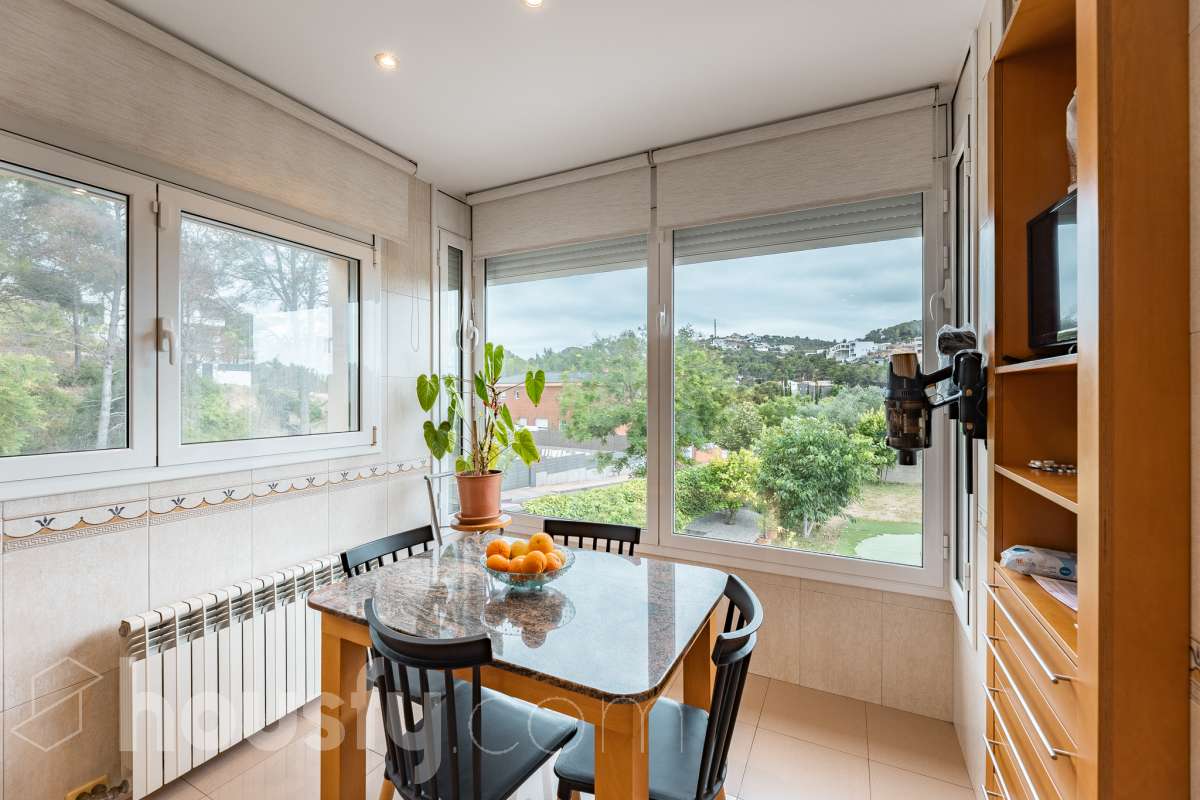 Housfy vende 🏡 fantástica casa ubicada en Sant Pere de Ribes, la cuál consta de 308 m² útiles (verificados con la Dirección General de Catastro). Construida en el año: 2007. Distribución de estancias -Salón-comedor -7 Dormitorios -4 Baños -Cocina equipada Características específicas -Ascensor -Armario empotrado -Aire acondicionado -Suite con baño -Trastero -Altillo -Calefacción -Domótica -Electrodomésticos -Gres/cerámica -Se aceptan mascotas -Parquet -Balcón -Terraza privada -Patio -Vistas a la montaña -Piscina privada -Jardín privado -Chimenea -Despacho -Lavadero -Plaza de garaje Zona y entorno Respecto a la ubicación, se sitúa en Sant Pere de Ribes, municipio de Barcelona. Esta propiedad se encuentra cerca de transporte público, colegios, supermercados y farmacias. Aviso legal El precio de venta no incluye gastos de la compraventa como notaría, registro, impuestos, ni tampoco honorarios agencia. Esta publicación no es vinculante. Consulta siempre la nota simple con Housfy antes de formalizar la compraventa. Sobre nosotros Housfy es la plataforma integral de servicios inmobiliarios. Nuestra combinación de expertos y tecnología pone al alcance de todo el mundo servicios cómodos, claros y seguros. AICAT número: 7922. Nos encargamos de la gestión y asesoramiento de la compra. ¡Olvídate de todo! Hacemos los trámites por ti. Y, si además necesitas financiación, ponemos a tu disposición un bróker hipotecario para ayudarte a conseguir las mejores condiciones para tu perfil económico. ¿Quieres visitarla? Contacta con Housfy y agenda tu visita sin compromiso. Más información en: housfy.com-13