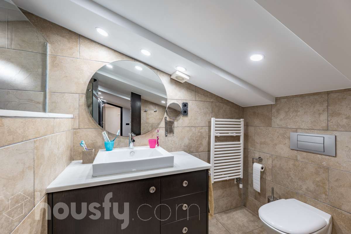Housfy vende 🏡 fantástica casa ubicada en Sant Pere de Ribes, la cuál consta de 308 m² útiles (verificados con la Dirección General de Catastro). Construida en el año: 2007. Distribución de estancias -Salón-comedor -7 Dormitorios -4 Baños -Cocina equipada Características específicas -Ascensor -Armario empotrado -Aire acondicionado -Suite con baño -Trastero -Altillo -Calefacción -Domótica -Electrodomésticos -Gres/cerámica -Se aceptan mascotas -Parquet -Balcón -Terraza privada -Patio -Vistas a la montaña -Piscina privada -Jardín privado -Chimenea -Despacho -Lavadero -Plaza de garaje Zona y entorno Respecto a la ubicación, se sitúa en Sant Pere de Ribes, municipio de Barcelona. Esta propiedad se encuentra cerca de transporte público, colegios, supermercados y farmacias. Aviso legal El precio de venta no incluye gastos de la compraventa como notaría, registro, impuestos, ni tampoco honorarios agencia. Esta publicación no es vinculante. Consulta siempre la nota simple con Housfy antes de formalizar la compraventa. Sobre nosotros Housfy es la plataforma integral de servicios inmobiliarios. Nuestra combinación de expertos y tecnología pone al alcance de todo el mundo servicios cómodos, claros y seguros. AICAT número: 7922. Nos encargamos de la gestión y asesoramiento de la compra. ¡Olvídate de todo! Hacemos los trámites por ti. Y, si además necesitas financiación, ponemos a tu disposición un bróker hipotecario para ayudarte a conseguir las mejores condiciones para tu perfil económico. ¿Quieres visitarla? Contacta con Housfy y agenda tu visita sin compromiso. Más información en: housfy.com-31