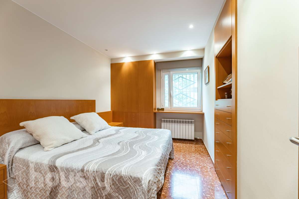 Housfy vende 🏡 fantástica casa ubicada en Sant Pere de Ribes, la cuál consta de 308 m² útiles (verificados con la Dirección General de Catastro). Construida en el año: 2007. Distribución de estancias -Salón-comedor -7 Dormitorios -4 Baños -Cocina equipada Características específicas -Ascensor -Armario empotrado -Aire acondicionado -Suite con baño -Trastero -Altillo -Calefacción -Domótica -Electrodomésticos -Gres/cerámica -Se aceptan mascotas -Parquet -Balcón -Terraza privada -Patio -Vistas a la montaña -Piscina privada -Jardín privado -Chimenea -Despacho -Lavadero -Plaza de garaje Zona y entorno Respecto a la ubicación, se sitúa en Sant Pere de Ribes, municipio de Barcelona. Esta propiedad se encuentra cerca de transporte público, colegios, supermercados y farmacias. Aviso legal El precio de venta no incluye gastos de la compraventa como notaría, registro, impuestos, ni tampoco honorarios agencia. Esta publicación no es vinculante. Consulta siempre la nota simple con Housfy antes de formalizar la compraventa. Sobre nosotros Housfy es la plataforma integral de servicios inmobiliarios. Nuestra combinación de expertos y tecnología pone al alcance de todo el mundo servicios cómodos, claros y seguros. AICAT número: 7922. Nos encargamos de la gestión y asesoramiento de la compra. ¡Olvídate de todo! Hacemos los trámites por ti. Y, si además necesitas financiación, ponemos a tu disposición un bróker hipotecario para ayudarte a conseguir las mejores condiciones para tu perfil económico. ¿Quieres visitarla? Contacta con Housfy y agenda tu visita sin compromiso. Más información en: housfy.com-16