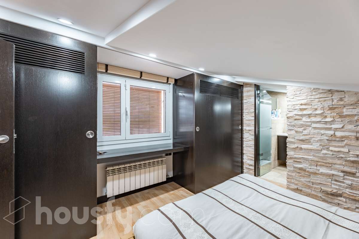 Housfy vende 🏡 fantástica casa ubicada en Sant Pere de Ribes, la cuál consta de 308 m² útiles (verificados con la Dirección General de Catastro). Construida en el año: 2007. Distribución de estancias -Salón-comedor -7 Dormitorios -4 Baños -Cocina equipada Características específicas -Ascensor -Armario empotrado -Aire acondicionado -Suite con baño -Trastero -Altillo -Calefacción -Domótica -Electrodomésticos -Gres/cerámica -Se aceptan mascotas -Parquet -Balcón -Terraza privada -Patio -Vistas a la montaña -Piscina privada -Jardín privado -Chimenea -Despacho -Lavadero -Plaza de garaje Zona y entorno Respecto a la ubicación, se sitúa en Sant Pere de Ribes, municipio de Barcelona. Esta propiedad se encuentra cerca de transporte público, colegios, supermercados y farmacias. Aviso legal El precio de venta no incluye gastos de la compraventa como notaría, registro, impuestos, ni tampoco honorarios agencia. Esta publicación no es vinculante. Consulta siempre la nota simple con Housfy antes de formalizar la compraventa. Sobre nosotros Housfy es la plataforma integral de servicios inmobiliarios. Nuestra combinación de expertos y tecnología pone al alcance de todo el mundo servicios cómodos, claros y seguros. AICAT número: 7922. Nos encargamos de la gestión y asesoramiento de la compra. ¡Olvídate de todo! Hacemos los trámites por ti. Y, si además necesitas financiación, ponemos a tu disposición un bróker hipotecario para ayudarte a conseguir las mejores condiciones para tu perfil económico. ¿Quieres visitarla? Contacta con Housfy y agenda tu visita sin compromiso. Más información en: housfy.com-29
