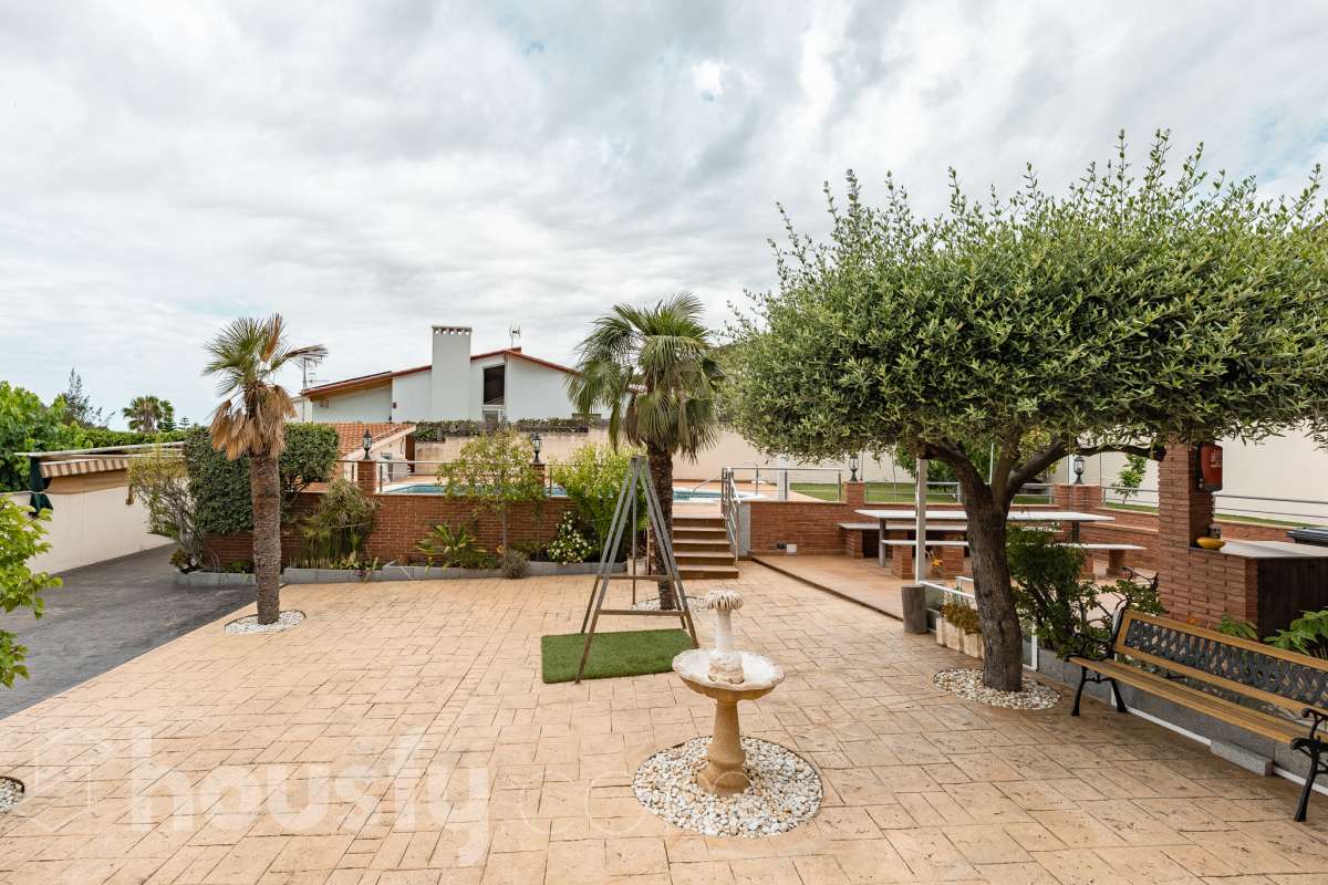 Housfy vende 🏡 fantástica casa ubicada en Sant Pere de Ribes, la cuál consta de 308 m² útiles (verificados con la Dirección General de Catastro). Construida en el año: 2007. Distribución de estancias -Salón-comedor -7 Dormitorios -4 Baños -Cocina equipada Características específicas -Ascensor -Armario empotrado -Aire acondicionado -Suite con baño -Trastero -Altillo -Calefacción -Domótica -Electrodomésticos -Gres/cerámica -Se aceptan mascotas -Parquet -Balcón -Terraza privada -Patio -Vistas a la montaña -Piscina privada -Jardín privado -Chimenea -Despacho -Lavadero -Plaza de garaje Zona y entorno Respecto a la ubicación, se sitúa en Sant Pere de Ribes, municipio de Barcelona. Esta propiedad se encuentra cerca de transporte público, colegios, supermercados y farmacias. Aviso legal El precio de venta no incluye gastos de la compraventa como notaría, registro, impuestos, ni tampoco honorarios agencia. Esta publicación no es vinculante. Consulta siempre la nota simple con Housfy antes de formalizar la compraventa. Sobre nosotros Housfy es la plataforma integral de servicios inmobiliarios. Nuestra combinación de expertos y tecnología pone al alcance de todo el mundo servicios cómodos, claros y seguros. AICAT número: 7922. Nos encargamos de la gestión y asesoramiento de la compra. ¡Olvídate de todo! Hacemos los trámites por ti. Y, si además necesitas financiación, ponemos a tu disposición un bróker hipotecario para ayudarte a conseguir las mejores condiciones para tu perfil económico. ¿Quieres visitarla? Contacta con Housfy y agenda tu visita sin compromiso. Más información en: housfy.com-58