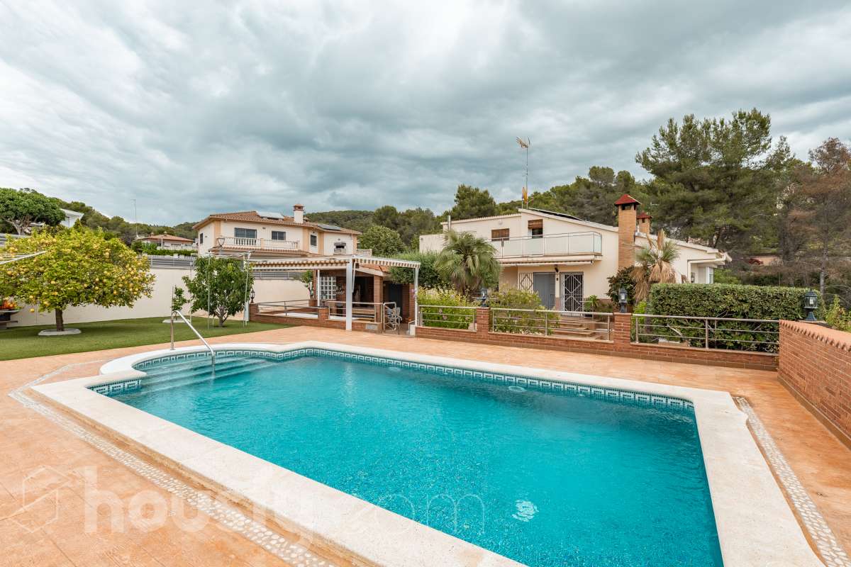 Housfy vende 🏡 fantástica casa ubicada en Sant Pere de Ribes, la cuál consta de 308 m² útiles (verificados con la Dirección General de Catastro). Construida en el año: 2007. Distribución de estancias -Salón-comedor -7 Dormitorios -4 Baños -Cocina equipada Características específicas -Ascensor -Armario empotrado -Aire acondicionado -Suite con baño -Trastero -Altillo -Calefacción -Domótica -Electrodomésticos -Gres/cerámica -Se aceptan mascotas -Parquet -Balcón -Terraza privada -Patio -Vistas a la montaña -Piscina privada -Jardín privado -Chimenea -Despacho -Lavadero -Plaza de garaje Zona y entorno Respecto a la ubicación, se sitúa en Sant Pere de Ribes, municipio de Barcelona. Esta propiedad se encuentra cerca de transporte público, colegios, supermercados y farmacias. Aviso legal El precio de venta no incluye gastos de la compraventa como notaría, registro, impuestos, ni tampoco honorarios agencia. Esta publicación no es vinculante. Consulta siempre la nota simple con Housfy antes de formalizar la compraventa. Sobre nosotros Housfy es la plataforma integral de servicios inmobiliarios. Nuestra combinación de expertos y tecnología pone al alcance de todo el mundo servicios cómodos, claros y seguros. AICAT número: 7922. Nos encargamos de la gestión y asesoramiento de la compra. ¡Olvídate de todo! Hacemos los trámites por ti. Y, si además necesitas financiación, ponemos a tu disposición un bróker hipotecario para ayudarte a conseguir las mejores condiciones para tu perfil económico. ¿Quieres visitarla? Contacta con Housfy y agenda tu visita sin compromiso. Más información en: housfy.com-56