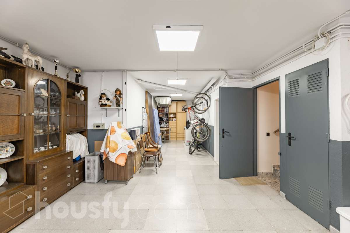 Housfy vende 🏡 fantástica casa ubicada en Sant Pere de Ribes, la cuál consta de 308 m² útiles (verificados con la Dirección General de Catastro). Construida en el año: 2007. Distribución de estancias -Salón-comedor -7 Dormitorios -4 Baños -Cocina equipada Características específicas -Ascensor -Armario empotrado -Aire acondicionado -Suite con baño -Trastero -Altillo -Calefacción -Domótica -Electrodomésticos -Gres/cerámica -Se aceptan mascotas -Parquet -Balcón -Terraza privada -Patio -Vistas a la montaña -Piscina privada -Jardín privado -Chimenea -Despacho -Lavadero -Plaza de garaje Zona y entorno Respecto a la ubicación, se sitúa en Sant Pere de Ribes, municipio de Barcelona. Esta propiedad se encuentra cerca de transporte público, colegios, supermercados y farmacias. Aviso legal El precio de venta no incluye gastos de la compraventa como notaría, registro, impuestos, ni tampoco honorarios agencia. Esta publicación no es vinculante. Consulta siempre la nota simple con Housfy antes de formalizar la compraventa. Sobre nosotros Housfy es la plataforma integral de servicios inmobiliarios. Nuestra combinación de expertos y tecnología pone al alcance de todo el mundo servicios cómodos, claros y seguros. AICAT número: 7922. Nos encargamos de la gestión y asesoramiento de la compra. ¡Olvídate de todo! Hacemos los trámites por ti. Y, si además necesitas financiación, ponemos a tu disposición un bróker hipotecario para ayudarte a conseguir las mejores condiciones para tu perfil económico. ¿Quieres visitarla? Contacta con Housfy y agenda tu visita sin compromiso. Más información en: housfy.com-41