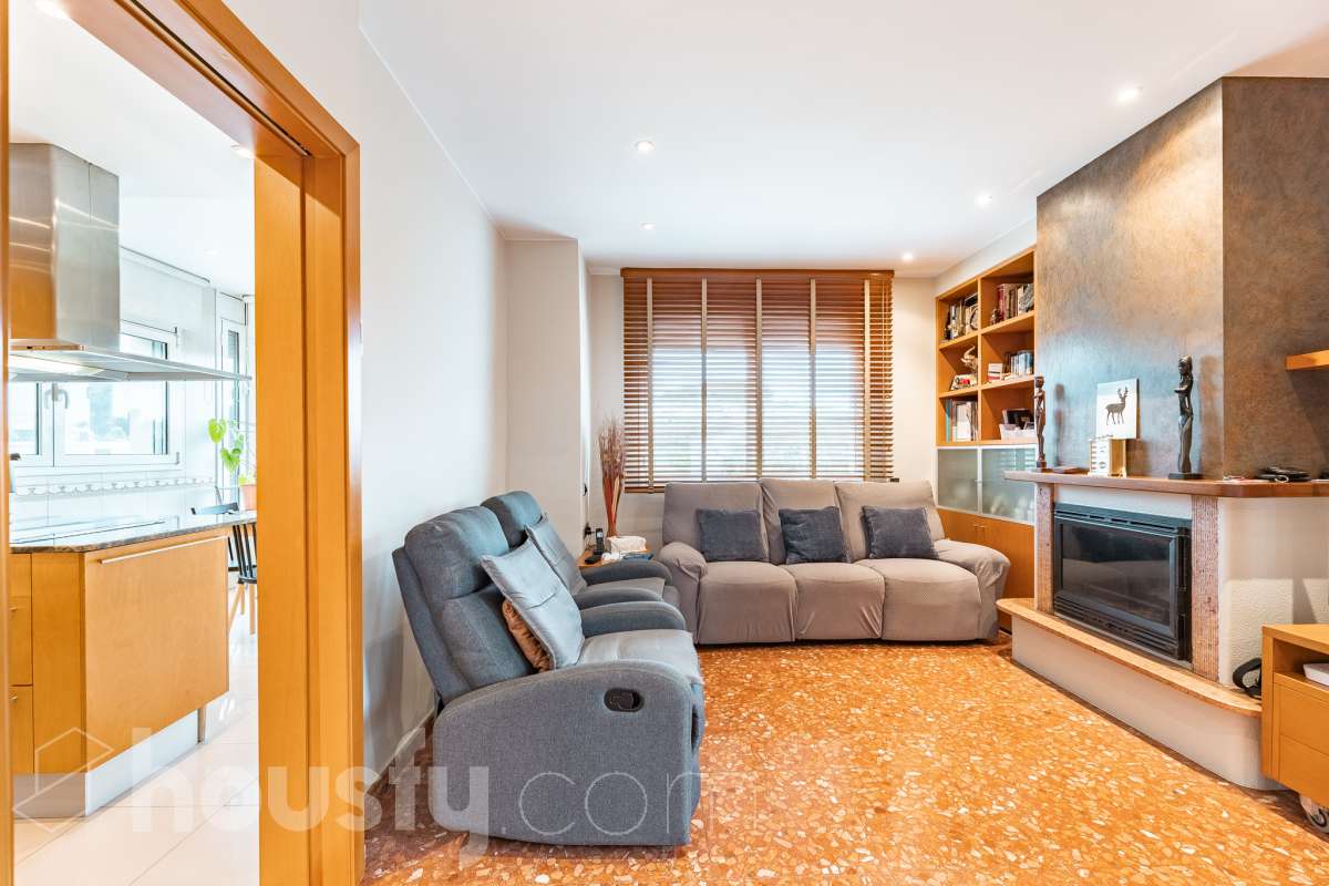 Housfy vende 🏡 fantástica casa ubicada en Sant Pere de Ribes, la cuál consta de 308 m² útiles (verificados con la Dirección General de Catastro). Construida en el año: 2007. Distribución de estancias -Salón-comedor -7 Dormitorios -4 Baños -Cocina equipada Características específicas -Ascensor -Armario empotrado -Aire acondicionado -Suite con baño -Trastero -Altillo -Calefacción -Domótica -Electrodomésticos -Gres/cerámica -Se aceptan mascotas -Parquet -Balcón -Terraza privada -Patio -Vistas a la montaña -Piscina privada -Jardín privado -Chimenea -Despacho -Lavadero -Plaza de garaje Zona y entorno Respecto a la ubicación, se sitúa en Sant Pere de Ribes, municipio de Barcelona. Esta propiedad se encuentra cerca de transporte público, colegios, supermercados y farmacias. Aviso legal El precio de venta no incluye gastos de la compraventa como notaría, registro, impuestos, ni tampoco honorarios agencia. Esta publicación no es vinculante. Consulta siempre la nota simple con Housfy antes de formalizar la compraventa. Sobre nosotros Housfy es la plataforma integral de servicios inmobiliarios. Nuestra combinación de expertos y tecnología pone al alcance de todo el mundo servicios cómodos, claros y seguros. AICAT número: 7922. Nos encargamos de la gestión y asesoramiento de la compra. ¡Olvídate de todo! Hacemos los trámites por ti. Y, si además necesitas financiación, ponemos a tu disposición un bróker hipotecario para ayudarte a conseguir las mejores condiciones para tu perfil económico. ¿Quieres visitarla? Contacta con Housfy y agenda tu visita sin compromiso. Más información en: housfy.com-7