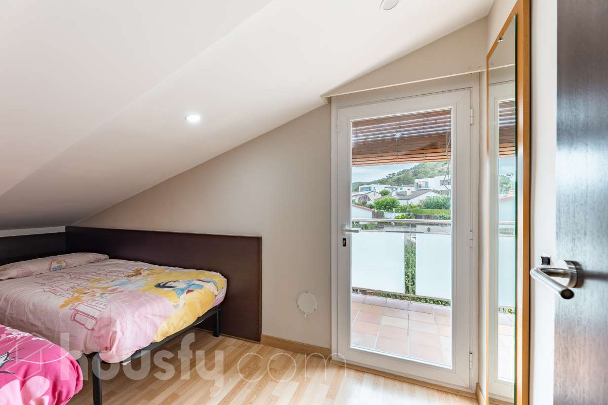 Housfy vende 🏡 fantástica casa ubicada en Sant Pere de Ribes, la cuál consta de 308 m² útiles (verificados con la Dirección General de Catastro). Construida en el año: 2007. Distribución de estancias -Salón-comedor -7 Dormitorios -4 Baños -Cocina equipada Características específicas -Ascensor -Armario empotrado -Aire acondicionado -Suite con baño -Trastero -Altillo -Calefacción -Domótica -Electrodomésticos -Gres/cerámica -Se aceptan mascotas -Parquet -Balcón -Terraza privada -Patio -Vistas a la montaña -Piscina privada -Jardín privado -Chimenea -Despacho -Lavadero -Plaza de garaje Zona y entorno Respecto a la ubicación, se sitúa en Sant Pere de Ribes, municipio de Barcelona. Esta propiedad se encuentra cerca de transporte público, colegios, supermercados y farmacias. Aviso legal El precio de venta no incluye gastos de la compraventa como notaría, registro, impuestos, ni tampoco honorarios agencia. Esta publicación no es vinculante. Consulta siempre la nota simple con Housfy antes de formalizar la compraventa. Sobre nosotros Housfy es la plataforma integral de servicios inmobiliarios. Nuestra combinación de expertos y tecnología pone al alcance de todo el mundo servicios cómodos, claros y seguros. AICAT número: 7922. Nos encargamos de la gestión y asesoramiento de la compra. ¡Olvídate de todo! Hacemos los trámites por ti. Y, si además necesitas financiación, ponemos a tu disposición un bróker hipotecario para ayudarte a conseguir las mejores condiciones para tu perfil económico. ¿Quieres visitarla? Contacta con Housfy y agenda tu visita sin compromiso. Más información en: housfy.com-35