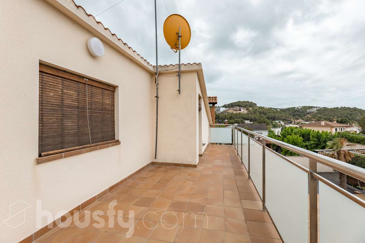 Housfy vende 🏡 fantástica casa ubicada en Sant Pere de Ribes, la cuál consta de 308 m² útiles (verificados con la Dirección General de Catastro). Construida en el año: 2007. Distribución de estancias -Salón-comedor -7 Dormitorios -4 Baños -Cocina equipada Características específicas -Ascensor -Armario empotrado -Aire acondicionado -Suite con baño -Trastero -Altillo -Calefacción -Domótica -Electrodomésticos -Gres/cerámica -Se aceptan mascotas -Parquet -Balcón -Terraza privada -Patio -Vistas a la montaña -Piscina privada -Jardín privado -Chimenea -Despacho -Lavadero -Plaza de garaje Zona y entorno Respecto a la ubicación, se sitúa en Sant Pere de Ribes, municipio de Barcelona. Esta propiedad se encuentra cerca de transporte público, colegios, supermercados y farmacias. Aviso legal El precio de venta no incluye gastos de la compraventa como notaría, registro, impuestos, ni tampoco honorarios agencia. Esta publicación no es vinculante. Consulta siempre la nota simple con Housfy antes de formalizar la compraventa. Sobre nosotros Housfy es la plataforma integral de servicios inmobiliarios. Nuestra combinación de expertos y tecnología pone al alcance de todo el mundo servicios cómodos, claros y seguros. AICAT número: 7922. Nos encargamos de la gestión y asesoramiento de la compra. ¡Olvídate de todo! Hacemos los trámites por ti. Y, si además necesitas financiación, ponemos a tu disposición un bróker hipotecario para ayudarte a conseguir las mejores condiciones para tu perfil económico. ¿Quieres visitarla? Contacta con Housfy y agenda tu visita sin compromiso. Más información en: housfy.com-36