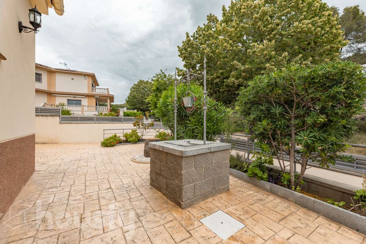 Housfy vende 🏡 fantástica casa ubicada en Sant Pere de Ribes, la cuál consta de 308 m² útiles (verificados con la Dirección General de Catastro). Construida en el año: 2007. Distribución de estancias -Salón-comedor -7 Dormitorios -4 Baños -Cocina equipada Características específicas -Ascensor -Armario empotrado -Aire acondicionado -Suite con baño -Trastero -Altillo -Calefacción -Domótica -Electrodomésticos -Gres/cerámica -Se aceptan mascotas -Parquet -Balcón -Terraza privada -Patio -Vistas a la montaña -Piscina privada -Jardín privado -Chimenea -Despacho -Lavadero -Plaza de garaje Zona y entorno Respecto a la ubicación, se sitúa en Sant Pere de Ribes, municipio de Barcelona. Esta propiedad se encuentra cerca de transporte público, colegios, supermercados y farmacias. Aviso legal El precio de venta no incluye gastos de la compraventa como notaría, registro, impuestos, ni tampoco honorarios agencia. Esta publicación no es vinculante. Consulta siempre la nota simple con Housfy antes de formalizar la compraventa. Sobre nosotros Housfy es la plataforma integral de servicios inmobiliarios. Nuestra combinación de expertos y tecnología pone al alcance de todo el mundo servicios cómodos, claros y seguros. AICAT número: 7922. Nos encargamos de la gestión y asesoramiento de la compra. ¡Olvídate de todo! Hacemos los trámites por ti. Y, si además necesitas financiación, ponemos a tu disposición un bróker hipotecario para ayudarte a conseguir las mejores condiciones para tu perfil económico. ¿Quieres visitarla? Contacta con Housfy y agenda tu visita sin compromiso. Más información en: housfy.com-62