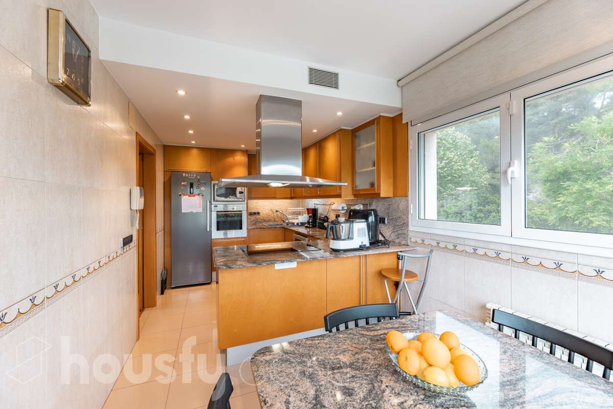 Housfy vende 🏡 fantástica casa ubicada en Sant Pere de Ribes, la cuál consta de 308 m² útiles (verificados con la Dirección General de Catastro). Construida en el año: 2007. Distribución de estancias -Salón-comedor -7 Dormitorios -4 Baños -Cocina equipada Características específicas -Ascensor -Armario empotrado -Aire acondicionado -Suite con baño -Trastero -Altillo -Calefacción -Domótica -Electrodomésticos -Gres/cerámica -Se aceptan mascotas -Parquet -Balcón -Terraza privada -Patio -Vistas a la montaña -Piscina privada -Jardín privado -Chimenea -Despacho -Lavadero -Plaza de garaje Zona y entorno Respecto a la ubicación, se sitúa en Sant Pere de Ribes, municipio de Barcelona. Esta propiedad se encuentra cerca de transporte público, colegios, supermercados y farmacias. Aviso legal El precio de venta no incluye gastos de la compraventa como notaría, registro, impuestos, ni tampoco honorarios agencia. Esta publicación no es vinculante. Consulta siempre la nota simple con Housfy antes de formalizar la compraventa. Sobre nosotros Housfy es la plataforma integral de servicios inmobiliarios. Nuestra combinación de expertos y tecnología pone al alcance de todo el mundo servicios cómodos, claros y seguros. AICAT número: 7922. Nos encargamos de la gestión y asesoramiento de la compra. ¡Olvídate de todo! Hacemos los trámites por ti. Y, si además necesitas financiación, ponemos a tu disposición un bróker hipotecario para ayudarte a conseguir las mejores condiciones para tu perfil económico. ¿Quieres visitarla? Contacta con Housfy y agenda tu visita sin compromiso. Más información en: housfy.com-12