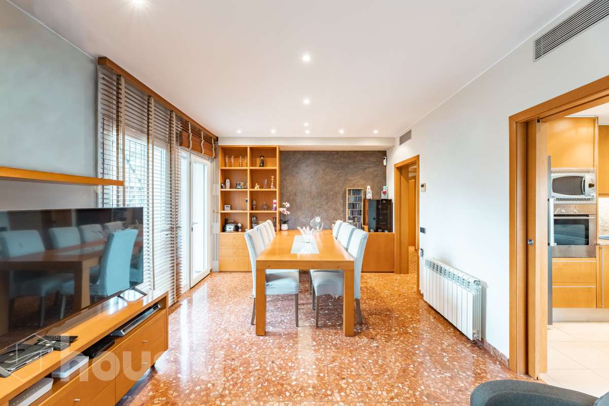 Housfy vende 🏡 fantástica casa ubicada en Sant Pere de Ribes, la cuál consta de 308 m² útiles (verificados con la Dirección General de Catastro). Construida en el año: 2007. Distribución de estancias -Salón-comedor -7 Dormitorios -4 Baños -Cocina equipada Características específicas -Ascensor -Armario empotrado -Aire acondicionado -Suite con baño -Trastero -Altillo -Calefacción -Domótica -Electrodomésticos -Gres/cerámica -Se aceptan mascotas -Parquet -Balcón -Terraza privada -Patio -Vistas a la montaña -Piscina privada -Jardín privado -Chimenea -Despacho -Lavadero -Plaza de garaje Zona y entorno Respecto a la ubicación, se sitúa en Sant Pere de Ribes, municipio de Barcelona. Esta propiedad se encuentra cerca de transporte público, colegios, supermercados y farmacias. Aviso legal El precio de venta no incluye gastos de la compraventa como notaría, registro, impuestos, ni tampoco honorarios agencia. Esta publicación no es vinculante. Consulta siempre la nota simple con Housfy antes de formalizar la compraventa. Sobre nosotros Housfy es la plataforma integral de servicios inmobiliarios. Nuestra combinación de expertos y tecnología pone al alcance de todo el mundo servicios cómodos, claros y seguros. AICAT número: 7922. Nos encargamos de la gestión y asesoramiento de la compra. ¡Olvídate de todo! Hacemos los trámites por ti. Y, si además necesitas financiación, ponemos a tu disposición un bróker hipotecario para ayudarte a conseguir las mejores condiciones para tu perfil económico. ¿Quieres visitarla? Contacta con Housfy y agenda tu visita sin compromiso. Más información en: housfy.com-3
