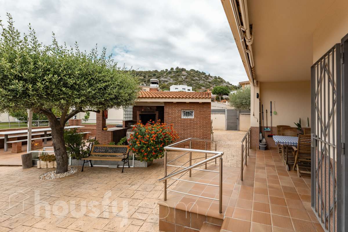 Housfy vende 🏡 fantástica casa ubicada en Sant Pere de Ribes, la cuál consta de 308 m² útiles (verificados con la Dirección General de Catastro). Construida en el año: 2007. Distribución de estancias -Salón-comedor -7 Dormitorios -4 Baños -Cocina equipada Características específicas -Ascensor -Armario empotrado -Aire acondicionado -Suite con baño -Trastero -Altillo -Calefacción -Domótica -Electrodomésticos -Gres/cerámica -Se aceptan mascotas -Parquet -Balcón -Terraza privada -Patio -Vistas a la montaña -Piscina privada -Jardín privado -Chimenea -Despacho -Lavadero -Plaza de garaje Zona y entorno Respecto a la ubicación, se sitúa en Sant Pere de Ribes, municipio de Barcelona. Esta propiedad se encuentra cerca de transporte público, colegios, supermercados y farmacias. Aviso legal El precio de venta no incluye gastos de la compraventa como notaría, registro, impuestos, ni tampoco honorarios agencia. Esta publicación no es vinculante. Consulta siempre la nota simple con Housfy antes de formalizar la compraventa. Sobre nosotros Housfy es la plataforma integral de servicios inmobiliarios. Nuestra combinación de expertos y tecnología pone al alcance de todo el mundo servicios cómodos, claros y seguros. AICAT número: 7922. Nos encargamos de la gestión y asesoramiento de la compra. ¡Olvídate de todo! Hacemos los trámites por ti. Y, si además necesitas financiación, ponemos a tu disposición un bróker hipotecario para ayudarte a conseguir las mejores condiciones para tu perfil económico. ¿Quieres visitarla? Contacta con Housfy y agenda tu visita sin compromiso. Más información en: housfy.com-59