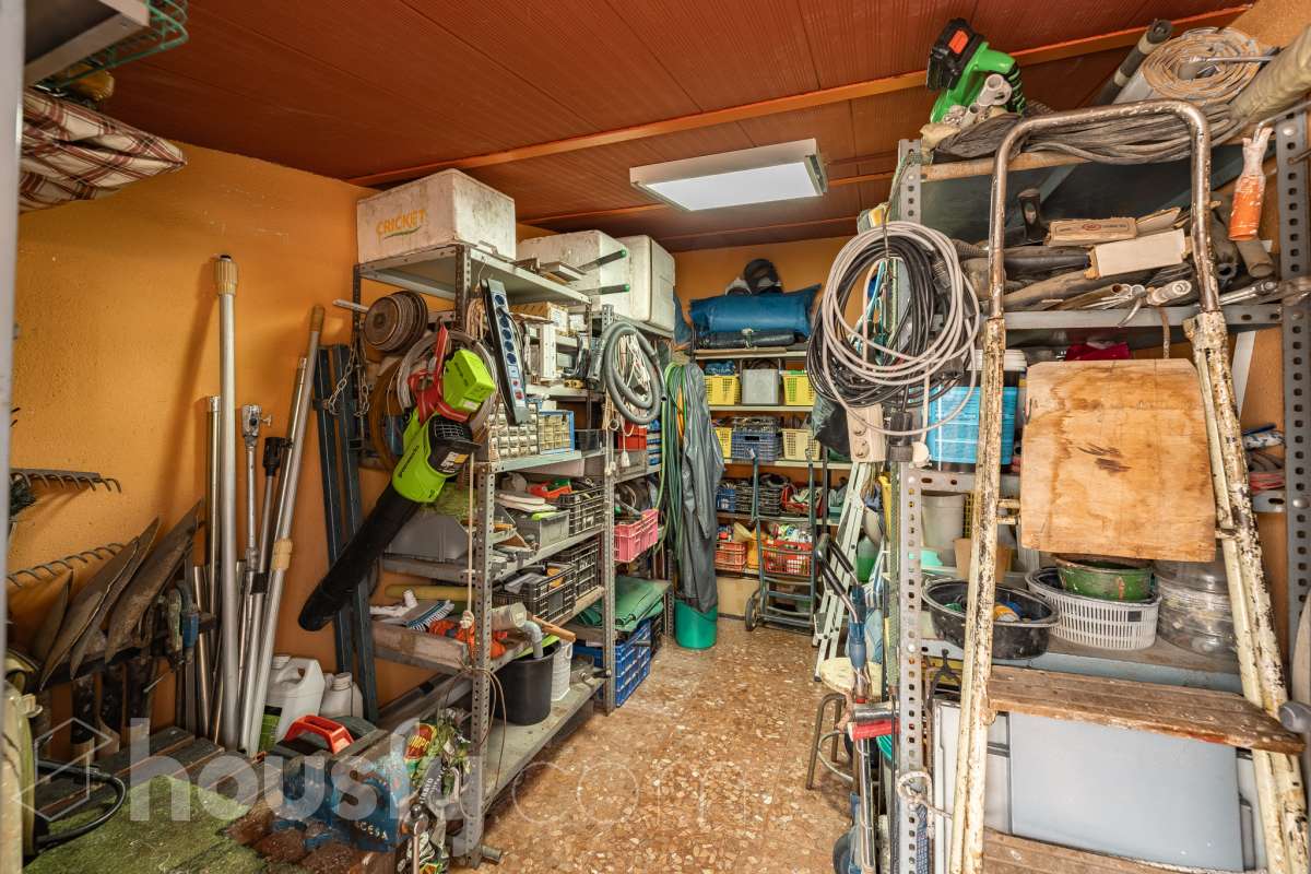 Housfy vende 🏡 fantástica casa ubicada en Sant Pere de Ribes, la cuál consta de 308 m² útiles (verificados con la Dirección General de Catastro). Construida en el año: 2007. Distribución de estancias -Salón-comedor -7 Dormitorios -4 Baños -Cocina equipada Características específicas -Ascensor -Armario empotrado -Aire acondicionado -Suite con baño -Trastero -Altillo -Calefacción -Domótica -Electrodomésticos -Gres/cerámica -Se aceptan mascotas -Parquet -Balcón -Terraza privada -Patio -Vistas a la montaña -Piscina privada -Jardín privado -Chimenea -Despacho -Lavadero -Plaza de garaje Zona y entorno Respecto a la ubicación, se sitúa en Sant Pere de Ribes, municipio de Barcelona. Esta propiedad se encuentra cerca de transporte público, colegios, supermercados y farmacias. Aviso legal El precio de venta no incluye gastos de la compraventa como notaría, registro, impuestos, ni tampoco honorarios agencia. Esta publicación no es vinculante. Consulta siempre la nota simple con Housfy antes de formalizar la compraventa. Sobre nosotros Housfy es la plataforma integral de servicios inmobiliarios. Nuestra combinación de expertos y tecnología pone al alcance de todo el mundo servicios cómodos, claros y seguros. AICAT número: 7922. Nos encargamos de la gestión y asesoramiento de la compra. ¡Olvídate de todo! Hacemos los trámites por ti. Y, si además necesitas financiación, ponemos a tu disposición un bróker hipotecario para ayudarte a conseguir las mejores condiciones para tu perfil económico. ¿Quieres visitarla? Contacta con Housfy y agenda tu visita sin compromiso. Más información en: housfy.com-61