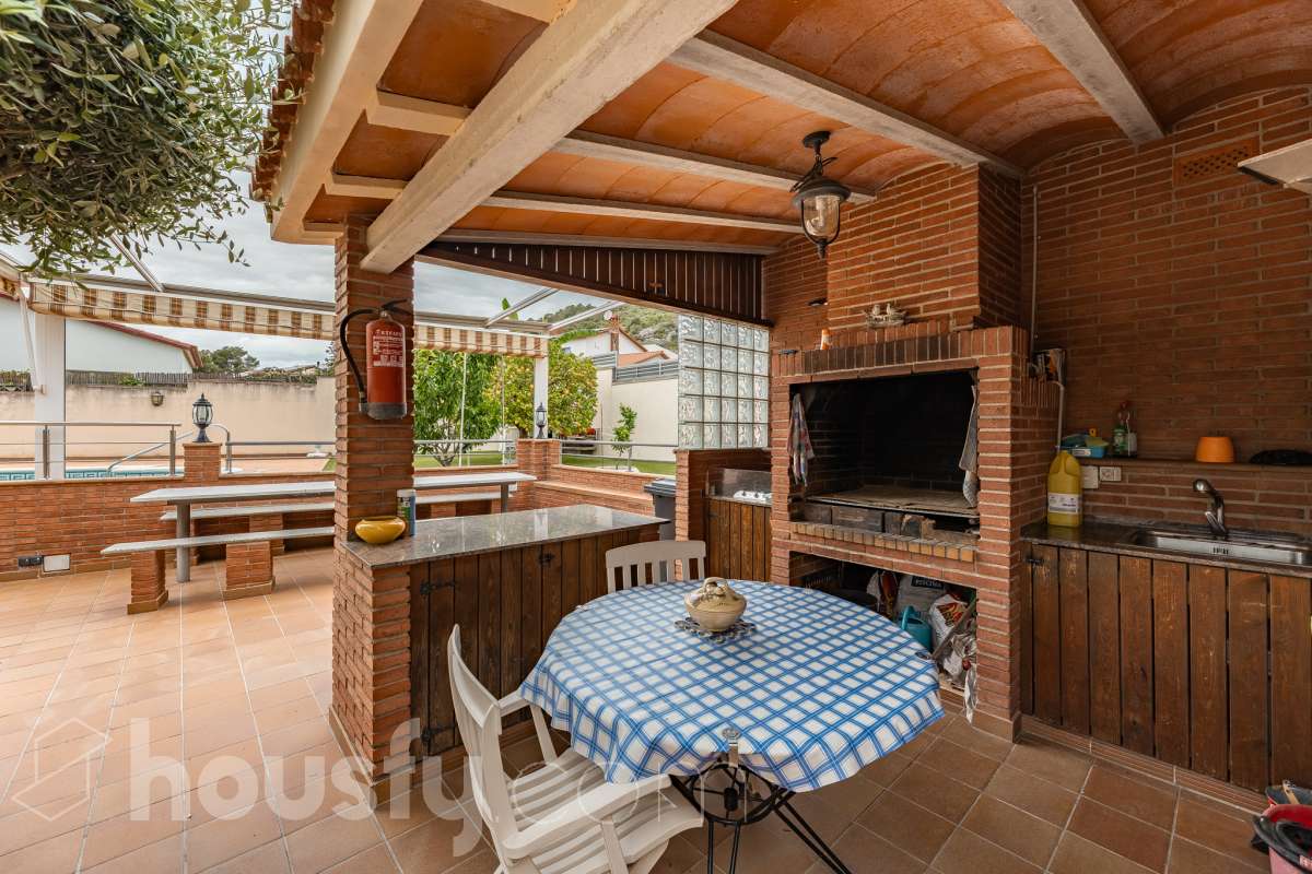 Housfy vende 🏡 fantástica casa ubicada en Sant Pere de Ribes, la cuál consta de 308 m² útiles (verificados con la Dirección General de Catastro). Construida en el año: 2007. Distribución de estancias -Salón-comedor -7 Dormitorios -4 Baños -Cocina equipada Características específicas -Ascensor -Armario empotrado -Aire acondicionado -Suite con baño -Trastero -Altillo -Calefacción -Domótica -Electrodomésticos -Gres/cerámica -Se aceptan mascotas -Parquet -Balcón -Terraza privada -Patio -Vistas a la montaña -Piscina privada -Jardín privado -Chimenea -Despacho -Lavadero -Plaza de garaje Zona y entorno Respecto a la ubicación, se sitúa en Sant Pere de Ribes, municipio de Barcelona. Esta propiedad se encuentra cerca de transporte público, colegios, supermercados y farmacias. Aviso legal El precio de venta no incluye gastos de la compraventa como notaría, registro, impuestos, ni tampoco honorarios agencia. Esta publicación no es vinculante. Consulta siempre la nota simple con Housfy antes de formalizar la compraventa. Sobre nosotros Housfy es la plataforma integral de servicios inmobiliarios. Nuestra combinación de expertos y tecnología pone al alcance de todo el mundo servicios cómodos, claros y seguros. AICAT número: 7922. Nos encargamos de la gestión y asesoramiento de la compra. ¡Olvídate de todo! Hacemos los trámites por ti. Y, si además necesitas financiación, ponemos a tu disposición un bróker hipotecario para ayudarte a conseguir las mejores condiciones para tu perfil económico. ¿Quieres visitarla? Contacta con Housfy y agenda tu visita sin compromiso. Más información en: housfy.com-51