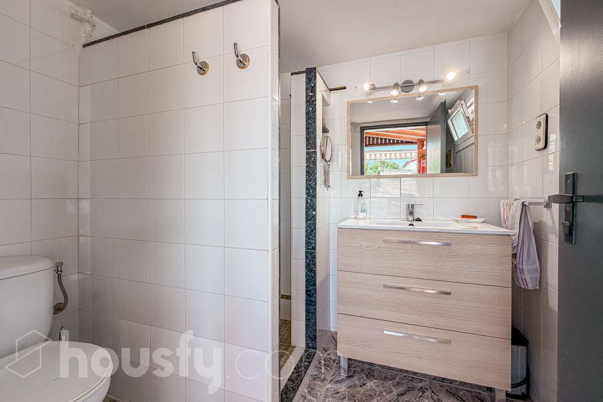 Housfy vende 🏡 fantástica casa ubicada en Sant Pere de Ribes, la cuál consta de 308 m² útiles (verificados con la Dirección General de Catastro). Construida en el año: 2007. Distribución de estancias -Salón-comedor -7 Dormitorios -4 Baños -Cocina equipada Características específicas -Ascensor -Armario empotrado -Aire acondicionado -Suite con baño -Trastero -Altillo -Calefacción -Domótica -Electrodomésticos -Gres/cerámica -Se aceptan mascotas -Parquet -Balcón -Terraza privada -Patio -Vistas a la montaña -Piscina privada -Jardín privado -Chimenea -Despacho -Lavadero -Plaza de garaje Zona y entorno Respecto a la ubicación, se sitúa en Sant Pere de Ribes, municipio de Barcelona. Esta propiedad se encuentra cerca de transporte público, colegios, supermercados y farmacias. Aviso legal El precio de venta no incluye gastos de la compraventa como notaría, registro, impuestos, ni tampoco honorarios agencia. Esta publicación no es vinculante. Consulta siempre la nota simple con Housfy antes de formalizar la compraventa. Sobre nosotros Housfy es la plataforma integral de servicios inmobiliarios. Nuestra combinación de expertos y tecnología pone al alcance de todo el mundo servicios cómodos, claros y seguros. AICAT número: 7922. Nos encargamos de la gestión y asesoramiento de la compra. ¡Olvídate de todo! Hacemos los trámites por ti. Y, si además necesitas financiación, ponemos a tu disposición un bróker hipotecario para ayudarte a conseguir las mejores condiciones para tu perfil económico. ¿Quieres visitarla? Contacta con Housfy y agenda tu visita sin compromiso. Más información en: housfy.com-46