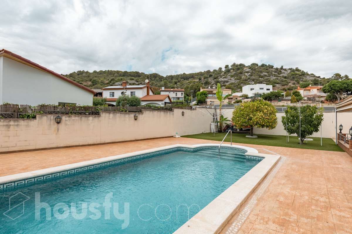 Housfy vende 🏡 fantástica casa ubicada en Sant Pere de Ribes, la cuál consta de 308 m² útiles (verificados con la Dirección General de Catastro). Construida en el año: 2007. Distribución de estancias -Salón-comedor -7 Dormitorios -4 Baños -Cocina equipada Características específicas -Ascensor -Armario empotrado -Aire acondicionado -Suite con baño -Trastero -Altillo -Calefacción -Domótica -Electrodomésticos -Gres/cerámica -Se aceptan mascotas -Parquet -Balcón -Terraza privada -Patio -Vistas a la montaña -Piscina privada -Jardín privado -Chimenea -Despacho -Lavadero -Plaza de garaje Zona y entorno Respecto a la ubicación, se sitúa en Sant Pere de Ribes, municipio de Barcelona. Esta propiedad se encuentra cerca de transporte público, colegios, supermercados y farmacias. Aviso legal El precio de venta no incluye gastos de la compraventa como notaría, registro, impuestos, ni tampoco honorarios agencia. Esta publicación no es vinculante. Consulta siempre la nota simple con Housfy antes de formalizar la compraventa. Sobre nosotros Housfy es la plataforma integral de servicios inmobiliarios. Nuestra combinación de expertos y tecnología pone al alcance de todo el mundo servicios cómodos, claros y seguros. AICAT número: 7922. Nos encargamos de la gestión y asesoramiento de la compra. ¡Olvídate de todo! Hacemos los trámites por ti. Y, si además necesitas financiación, ponemos a tu disposición un bróker hipotecario para ayudarte a conseguir las mejores condiciones para tu perfil económico. ¿Quieres visitarla? Contacta con Housfy y agenda tu visita sin compromiso. Más información en: housfy.com-55