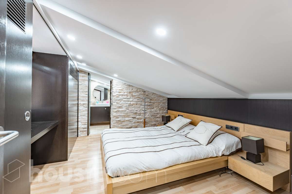 Housfy vende 🏡 fantástica casa ubicada en Sant Pere de Ribes, la cuál consta de 308 m² útiles (verificados con la Dirección General de Catastro). Construida en el año: 2007. Distribución de estancias -Salón-comedor -7 Dormitorios -4 Baños -Cocina equipada Características específicas -Ascensor -Armario empotrado -Aire acondicionado -Suite con baño -Trastero -Altillo -Calefacción -Domótica -Electrodomésticos -Gres/cerámica -Se aceptan mascotas -Parquet -Balcón -Terraza privada -Patio -Vistas a la montaña -Piscina privada -Jardín privado -Chimenea -Despacho -Lavadero -Plaza de garaje Zona y entorno Respecto a la ubicación, se sitúa en Sant Pere de Ribes, municipio de Barcelona. Esta propiedad se encuentra cerca de transporte público, colegios, supermercados y farmacias. Aviso legal El precio de venta no incluye gastos de la compraventa como notaría, registro, impuestos, ni tampoco honorarios agencia. Esta publicación no es vinculante. Consulta siempre la nota simple con Housfy antes de formalizar la compraventa. Sobre nosotros Housfy es la plataforma integral de servicios inmobiliarios. Nuestra combinación de expertos y tecnología pone al alcance de todo el mundo servicios cómodos, claros y seguros. AICAT número: 7922. Nos encargamos de la gestión y asesoramiento de la compra. ¡Olvídate de todo! Hacemos los trámites por ti. Y, si además necesitas financiación, ponemos a tu disposición un bróker hipotecario para ayudarte a conseguir las mejores condiciones para tu perfil económico. ¿Quieres visitarla? Contacta con Housfy y agenda tu visita sin compromiso. Más información en: housfy.com-28