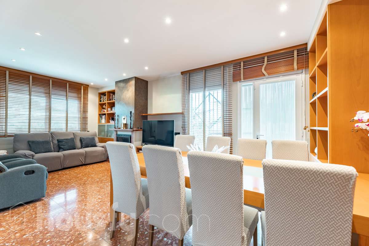 Housfy vende 🏡 fantástica casa ubicada en Sant Pere de Ribes, la cuál consta de 308 m² útiles (verificados con la Dirección General de Catastro). Construida en el año: 2007. Distribución de estancias -Salón-comedor -7 Dormitorios -4 Baños -Cocina equipada Características específicas -Ascensor -Armario empotrado -Aire acondicionado -Suite con baño -Trastero -Altillo -Calefacción -Domótica -Electrodomésticos -Gres/cerámica -Se aceptan mascotas -Parquet -Balcón -Terraza privada -Patio -Vistas a la montaña -Piscina privada -Jardín privado -Chimenea -Despacho -Lavadero -Plaza de garaje Zona y entorno Respecto a la ubicación, se sitúa en Sant Pere de Ribes, municipio de Barcelona. Esta propiedad se encuentra cerca de transporte público, colegios, supermercados y farmacias. Aviso legal El precio de venta no incluye gastos de la compraventa como notaría, registro, impuestos, ni tampoco honorarios agencia. Esta publicación no es vinculante. Consulta siempre la nota simple con Housfy antes de formalizar la compraventa. Sobre nosotros Housfy es la plataforma integral de servicios inmobiliarios. Nuestra combinación de expertos y tecnología pone al alcance de todo el mundo servicios cómodos, claros y seguros. AICAT número: 7922. Nos encargamos de la gestión y asesoramiento de la compra. ¡Olvídate de todo! Hacemos los trámites por ti. Y, si además necesitas financiación, ponemos a tu disposición un bróker hipotecario para ayudarte a conseguir las mejores condiciones para tu perfil económico. ¿Quieres visitarla? Contacta con Housfy y agenda tu visita sin compromiso. Más información en: housfy.com-4