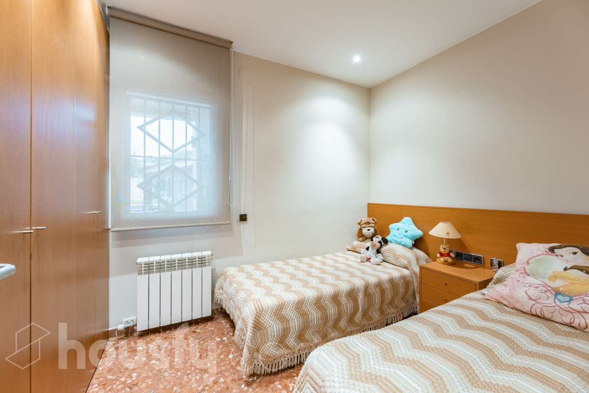 Housfy vende 🏡 fantástica casa ubicada en Sant Pere de Ribes, la cuál consta de 308 m² útiles (verificados con la Dirección General de Catastro). Construida en el año: 2007. Distribución de estancias -Salón-comedor -7 Dormitorios -4 Baños -Cocina equipada Características específicas -Ascensor -Armario empotrado -Aire acondicionado -Suite con baño -Trastero -Altillo -Calefacción -Domótica -Electrodomésticos -Gres/cerámica -Se aceptan mascotas -Parquet -Balcón -Terraza privada -Patio -Vistas a la montaña -Piscina privada -Jardín privado -Chimenea -Despacho -Lavadero -Plaza de garaje Zona y entorno Respecto a la ubicación, se sitúa en Sant Pere de Ribes, municipio de Barcelona. Esta propiedad se encuentra cerca de transporte público, colegios, supermercados y farmacias. Aviso legal El precio de venta no incluye gastos de la compraventa como notaría, registro, impuestos, ni tampoco honorarios agencia. Esta publicación no es vinculante. Consulta siempre la nota simple con Housfy antes de formalizar la compraventa. Sobre nosotros Housfy es la plataforma integral de servicios inmobiliarios. Nuestra combinación de expertos y tecnología pone al alcance de todo el mundo servicios cómodos, claros y seguros. AICAT número: 7922. Nos encargamos de la gestión y asesoramiento de la compra. ¡Olvídate de todo! Hacemos los trámites por ti. Y, si además necesitas financiación, ponemos a tu disposición un bróker hipotecario para ayudarte a conseguir las mejores condiciones para tu perfil económico. ¿Quieres visitarla? Contacta con Housfy y agenda tu visita sin compromiso. Más información en: housfy.com-20