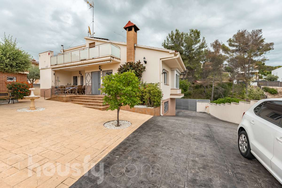 Housfy vende 🏡 fantástica casa ubicada en Sant Pere de Ribes, la cuál consta de 308 m² útiles (verificados con la Dirección General de Catastro). Construida en el año: 2007. Distribución de estancias -Salón-comedor -7 Dormitorios -4 Baños -Cocina equipada Características específicas -Ascensor -Armario empotrado -Aire acondicionado -Suite con baño -Trastero -Altillo -Calefacción -Domótica -Electrodomésticos -Gres/cerámica -Se aceptan mascotas -Parquet -Balcón -Terraza privada -Patio -Vistas a la montaña -Piscina privada -Jardín privado -Chimenea -Despacho -Lavadero -Plaza de garaje Zona y entorno Respecto a la ubicación, se sitúa en Sant Pere de Ribes, municipio de Barcelona. Esta propiedad se encuentra cerca de transporte público, colegios, supermercados y farmacias. Aviso legal El precio de venta no incluye gastos de la compraventa como notaría, registro, impuestos, ni tampoco honorarios agencia. Esta publicación no es vinculante. Consulta siempre la nota simple con Housfy antes de formalizar la compraventa. Sobre nosotros Housfy es la plataforma integral de servicios inmobiliarios. Nuestra combinación de expertos y tecnología pone al alcance de todo el mundo servicios cómodos, claros y seguros. AICAT número: 7922. Nos encargamos de la gestión y asesoramiento de la compra. ¡Olvídate de todo! Hacemos los trámites por ti. Y, si además necesitas financiación, ponemos a tu disposición un bróker hipotecario para ayudarte a conseguir las mejores condiciones para tu perfil económico. ¿Quieres visitarla? Contacta con Housfy y agenda tu visita sin compromiso. Más información en: housfy.com-50