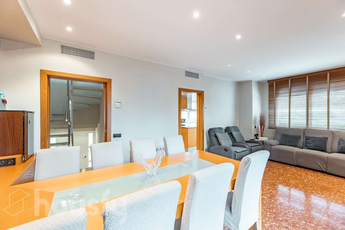 Housfy vende 🏡 fantástica casa ubicada en Sant Pere de Ribes, la cuál consta de 308 m² útiles (verificados con la Dirección General de Catastro). Construida en el año: 2007. Distribución de estancias -Salón-comedor -7 Dormitorios -4 Baños -Cocina equipada Características específicas -Ascensor -Armario empotrado -Aire acondicionado -Suite con baño -Trastero -Altillo -Calefacción -Domótica -Electrodomésticos -Gres/cerámica -Se aceptan mascotas -Parquet -Balcón -Terraza privada -Patio -Vistas a la montaña -Piscina privada -Jardín privado -Chimenea -Despacho -Lavadero -Plaza de garaje Zona y entorno Respecto a la ubicación, se sitúa en Sant Pere de Ribes, municipio de Barcelona. Esta propiedad se encuentra cerca de transporte público, colegios, supermercados y farmacias. Aviso legal El precio de venta no incluye gastos de la compraventa como notaría, registro, impuestos, ni tampoco honorarios agencia. Esta publicación no es vinculante. Consulta siempre la nota simple con Housfy antes de formalizar la compraventa. Sobre nosotros Housfy es la plataforma integral de servicios inmobiliarios. Nuestra combinación de expertos y tecnología pone al alcance de todo el mundo servicios cómodos, claros y seguros. AICAT número: 7922. Nos encargamos de la gestión y asesoramiento de la compra. ¡Olvídate de todo! Hacemos los trámites por ti. Y, si además necesitas financiación, ponemos a tu disposición un bróker hipotecario para ayudarte a conseguir las mejores condiciones para tu perfil económico. ¿Quieres visitarla? Contacta con Housfy y agenda tu visita sin compromiso. Más información en: housfy.com-6