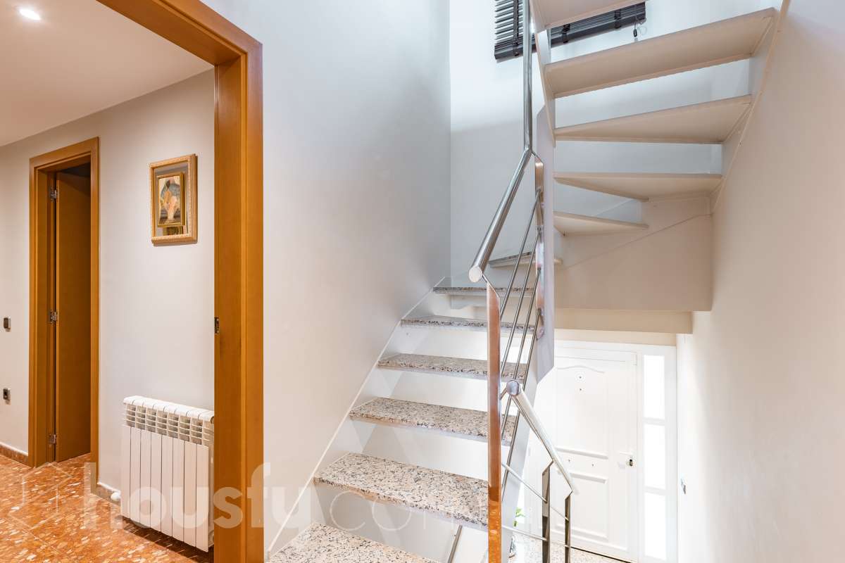 Housfy vende 🏡 fantástica casa ubicada en Sant Pere de Ribes, la cuál consta de 308 m² útiles (verificados con la Dirección General de Catastro). Construida en el año: 2007. Distribución de estancias -Salón-comedor -7 Dormitorios -4 Baños -Cocina equipada Características específicas -Ascensor -Armario empotrado -Aire acondicionado -Suite con baño -Trastero -Altillo -Calefacción -Domótica -Electrodomésticos -Gres/cerámica -Se aceptan mascotas -Parquet -Balcón -Terraza privada -Patio -Vistas a la montaña -Piscina privada -Jardín privado -Chimenea -Despacho -Lavadero -Plaza de garaje Zona y entorno Respecto a la ubicación, se sitúa en Sant Pere de Ribes, municipio de Barcelona. Esta propiedad se encuentra cerca de transporte público, colegios, supermercados y farmacias. Aviso legal El precio de venta no incluye gastos de la compraventa como notaría, registro, impuestos, ni tampoco honorarios agencia. Esta publicación no es vinculante. Consulta siempre la nota simple con Housfy antes de formalizar la compraventa. Sobre nosotros Housfy es la plataforma integral de servicios inmobiliarios. Nuestra combinación de expertos y tecnología pone al alcance de todo el mundo servicios cómodos, claros y seguros. AICAT número: 7922. Nos encargamos de la gestión y asesoramiento de la compra. ¡Olvídate de todo! Hacemos los trámites por ti. Y, si además necesitas financiación, ponemos a tu disposición un bróker hipotecario para ayudarte a conseguir las mejores condiciones para tu perfil económico. ¿Quieres visitarla? Contacta con Housfy y agenda tu visita sin compromiso. Más información en: housfy.com-25