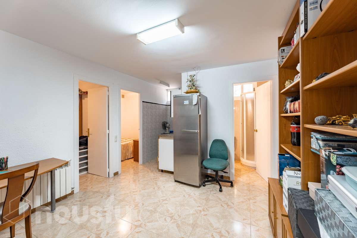 Housfy vende 🏡 fantástica casa ubicada en Sant Pere de Ribes, la cuál consta de 308 m² útiles (verificados con la Dirección General de Catastro). Construida en el año: 2007. Distribución de estancias -Salón-comedor -7 Dormitorios -4 Baños -Cocina equipada Características específicas -Ascensor -Armario empotrado -Aire acondicionado -Suite con baño -Trastero -Altillo -Calefacción -Domótica -Electrodomésticos -Gres/cerámica -Se aceptan mascotas -Parquet -Balcón -Terraza privada -Patio -Vistas a la montaña -Piscina privada -Jardín privado -Chimenea -Despacho -Lavadero -Plaza de garaje Zona y entorno Respecto a la ubicación, se sitúa en Sant Pere de Ribes, municipio de Barcelona. Esta propiedad se encuentra cerca de transporte público, colegios, supermercados y farmacias. Aviso legal El precio de venta no incluye gastos de la compraventa como notaría, registro, impuestos, ni tampoco honorarios agencia. Esta publicación no es vinculante. Consulta siempre la nota simple con Housfy antes de formalizar la compraventa. Sobre nosotros Housfy es la plataforma integral de servicios inmobiliarios. Nuestra combinación de expertos y tecnología pone al alcance de todo el mundo servicios cómodos, claros y seguros. AICAT número: 7922. Nos encargamos de la gestión y asesoramiento de la compra. ¡Olvídate de todo! Hacemos los trámites por ti. Y, si además necesitas financiación, ponemos a tu disposición un bróker hipotecario para ayudarte a conseguir las mejores condiciones para tu perfil económico. ¿Quieres visitarla? Contacta con Housfy y agenda tu visita sin compromiso. Más información en: housfy.com-42
