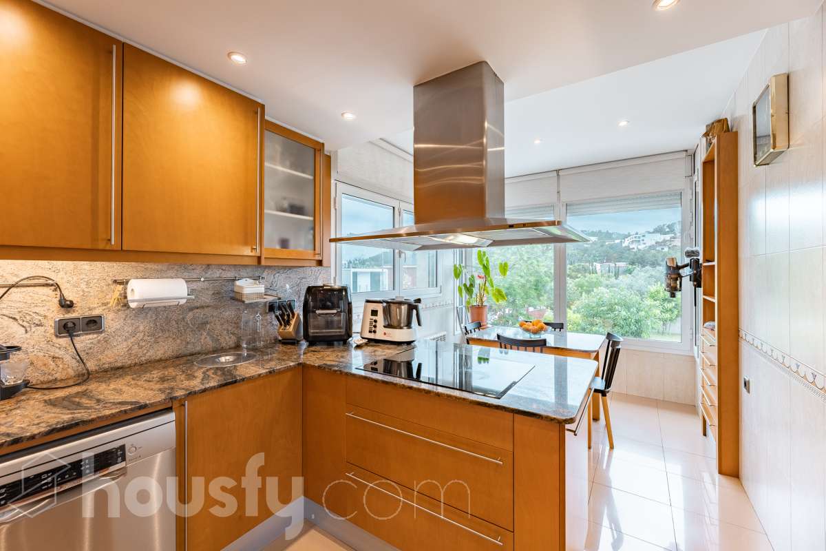Housfy vende 🏡 fantástica casa ubicada en Sant Pere de Ribes, la cuál consta de 308 m² útiles (verificados con la Dirección General de Catastro). Construida en el año: 2007. Distribución de estancias -Salón-comedor -7 Dormitorios -4 Baños -Cocina equipada Características específicas -Ascensor -Armario empotrado -Aire acondicionado -Suite con baño -Trastero -Altillo -Calefacción -Domótica -Electrodomésticos -Gres/cerámica -Se aceptan mascotas -Parquet -Balcón -Terraza privada -Patio -Vistas a la montaña -Piscina privada -Jardín privado -Chimenea -Despacho -Lavadero -Plaza de garaje Zona y entorno Respecto a la ubicación, se sitúa en Sant Pere de Ribes, municipio de Barcelona. Esta propiedad se encuentra cerca de transporte público, colegios, supermercados y farmacias. Aviso legal El precio de venta no incluye gastos de la compraventa como notaría, registro, impuestos, ni tampoco honorarios agencia. Esta publicación no es vinculante. Consulta siempre la nota simple con Housfy antes de formalizar la compraventa. Sobre nosotros Housfy es la plataforma integral de servicios inmobiliarios. Nuestra combinación de expertos y tecnología pone al alcance de todo el mundo servicios cómodos, claros y seguros. AICAT número: 7922. Nos encargamos de la gestión y asesoramiento de la compra. ¡Olvídate de todo! Hacemos los trámites por ti. Y, si además necesitas financiación, ponemos a tu disposición un bróker hipotecario para ayudarte a conseguir las mejores condiciones para tu perfil económico. ¿Quieres visitarla? Contacta con Housfy y agenda tu visita sin compromiso. Más información en: housfy.com-10