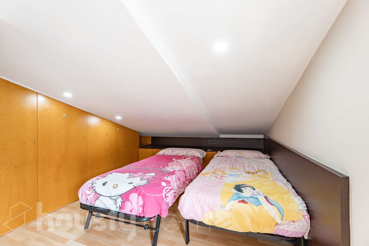 Housfy vende 🏡 fantástica casa ubicada en Sant Pere de Ribes, la cuál consta de 308 m² útiles (verificados con la Dirección General de Catastro). Construida en el año: 2007. Distribución de estancias -Salón-comedor -7 Dormitorios -4 Baños -Cocina equipada Características específicas -Ascensor -Armario empotrado -Aire acondicionado -Suite con baño -Trastero -Altillo -Calefacción -Domótica -Electrodomésticos -Gres/cerámica -Se aceptan mascotas -Parquet -Balcón -Terraza privada -Patio -Vistas a la montaña -Piscina privada -Jardín privado -Chimenea -Despacho -Lavadero -Plaza de garaje Zona y entorno Respecto a la ubicación, se sitúa en Sant Pere de Ribes, municipio de Barcelona. Esta propiedad se encuentra cerca de transporte público, colegios, supermercados y farmacias. Aviso legal El precio de venta no incluye gastos de la compraventa como notaría, registro, impuestos, ni tampoco honorarios agencia. Esta publicación no es vinculante. Consulta siempre la nota simple con Housfy antes de formalizar la compraventa. Sobre nosotros Housfy es la plataforma integral de servicios inmobiliarios. Nuestra combinación de expertos y tecnología pone al alcance de todo el mundo servicios cómodos, claros y seguros. AICAT número: 7922. Nos encargamos de la gestión y asesoramiento de la compra. ¡Olvídate de todo! Hacemos los trámites por ti. Y, si además necesitas financiación, ponemos a tu disposición un bróker hipotecario para ayudarte a conseguir las mejores condiciones para tu perfil económico. ¿Quieres visitarla? Contacta con Housfy y agenda tu visita sin compromiso. Más información en: housfy.com-34