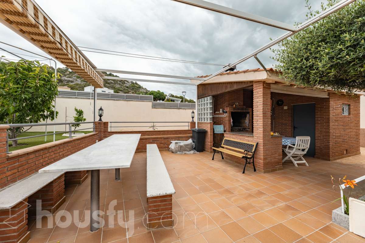 Housfy vende 🏡 fantástica casa ubicada en Sant Pere de Ribes, la cuál consta de 308 m² útiles (verificados con la Dirección General de Catastro). Construida en el año: 2007. Distribución de estancias -Salón-comedor -7 Dormitorios -4 Baños -Cocina equipada Características específicas -Ascensor -Armario empotrado -Aire acondicionado -Suite con baño -Trastero -Altillo -Calefacción -Domótica -Electrodomésticos -Gres/cerámica -Se aceptan mascotas -Parquet -Balcón -Terraza privada -Patio -Vistas a la montaña -Piscina privada -Jardín privado -Chimenea -Despacho -Lavadero -Plaza de garaje Zona y entorno Respecto a la ubicación, se sitúa en Sant Pere de Ribes, municipio de Barcelona. Esta propiedad se encuentra cerca de transporte público, colegios, supermercados y farmacias. Aviso legal El precio de venta no incluye gastos de la compraventa como notaría, registro, impuestos, ni tampoco honorarios agencia. Esta publicación no es vinculante. Consulta siempre la nota simple con Housfy antes de formalizar la compraventa. Sobre nosotros Housfy es la plataforma integral de servicios inmobiliarios. Nuestra combinación de expertos y tecnología pone al alcance de todo el mundo servicios cómodos, claros y seguros. AICAT número: 7922. Nos encargamos de la gestión y asesoramiento de la compra. ¡Olvídate de todo! Hacemos los trámites por ti. Y, si además necesitas financiación, ponemos a tu disposición un bróker hipotecario para ayudarte a conseguir las mejores condiciones para tu perfil económico. ¿Quieres visitarla? Contacta con Housfy y agenda tu visita sin compromiso. Más información en: housfy.com-52