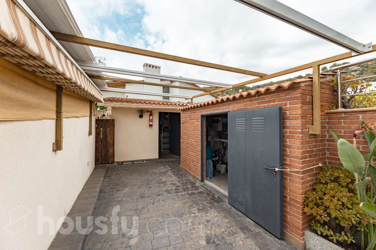 Housfy vende 🏡 fantástica casa ubicada en Sant Pere de Ribes, la cuál consta de 308 m² útiles (verificados con la Dirección General de Catastro). Construida en el año: 2007. Distribución de estancias -Salón-comedor -7 Dormitorios -4 Baños -Cocina equipada Características específicas -Ascensor -Armario empotrado -Aire acondicionado -Suite con baño -Trastero -Altillo -Calefacción -Domótica -Electrodomésticos -Gres/cerámica -Se aceptan mascotas -Parquet -Balcón -Terraza privada -Patio -Vistas a la montaña -Piscina privada -Jardín privado -Chimenea -Despacho -Lavadero -Plaza de garaje Zona y entorno Respecto a la ubicación, se sitúa en Sant Pere de Ribes, municipio de Barcelona. Esta propiedad se encuentra cerca de transporte público, colegios, supermercados y farmacias. Aviso legal El precio de venta no incluye gastos de la compraventa como notaría, registro, impuestos, ni tampoco honorarios agencia. Esta publicación no es vinculante. Consulta siempre la nota simple con Housfy antes de formalizar la compraventa. Sobre nosotros Housfy es la plataforma integral de servicios inmobiliarios. Nuestra combinación de expertos y tecnología pone al alcance de todo el mundo servicios cómodos, claros y seguros. AICAT número: 7922. Nos encargamos de la gestión y asesoramiento de la compra. ¡Olvídate de todo! Hacemos los trámites por ti. Y, si además necesitas financiación, ponemos a tu disposición un bróker hipotecario para ayudarte a conseguir las mejores condiciones para tu perfil económico. ¿Quieres visitarla? Contacta con Housfy y agenda tu visita sin compromiso. Más información en: housfy.com-60