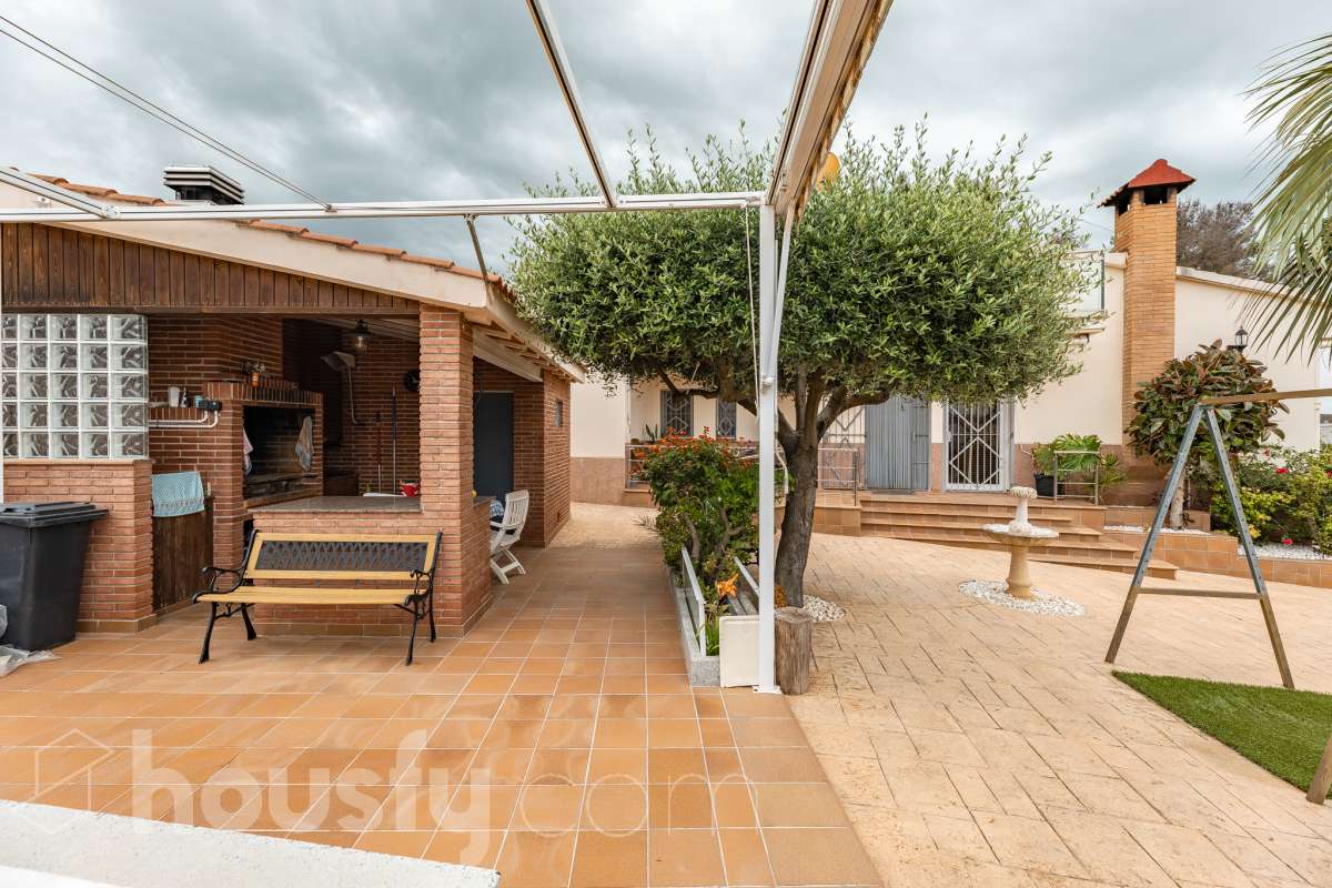 Housfy vende 🏡 fantástica casa ubicada en Sant Pere de Ribes, la cuál consta de 308 m² útiles (verificados con la Dirección General de Catastro). Construida en el año: 2007. Distribución de estancias -Salón-comedor -7 Dormitorios -4 Baños -Cocina equipada Características específicas -Ascensor -Armario empotrado -Aire acondicionado -Suite con baño -Trastero -Altillo -Calefacción -Domótica -Electrodomésticos -Gres/cerámica -Se aceptan mascotas -Parquet -Balcón -Terraza privada -Patio -Vistas a la montaña -Piscina privada -Jardín privado -Chimenea -Despacho -Lavadero -Plaza de garaje Zona y entorno Respecto a la ubicación, se sitúa en Sant Pere de Ribes, municipio de Barcelona. Esta propiedad se encuentra cerca de transporte público, colegios, supermercados y farmacias. Aviso legal El precio de venta no incluye gastos de la compraventa como notaría, registro, impuestos, ni tampoco honorarios agencia. Esta publicación no es vinculante. Consulta siempre la nota simple con Housfy antes de formalizar la compraventa. Sobre nosotros Housfy es la plataforma integral de servicios inmobiliarios. Nuestra combinación de expertos y tecnología pone al alcance de todo el mundo servicios cómodos, claros y seguros. AICAT número: 7922. Nos encargamos de la gestión y asesoramiento de la compra. ¡Olvídate de todo! Hacemos los trámites por ti. Y, si además necesitas financiación, ponemos a tu disposición un bróker hipotecario para ayudarte a conseguir las mejores condiciones para tu perfil económico. ¿Quieres visitarla? Contacta con Housfy y agenda tu visita sin compromiso. Más información en: housfy.com-53