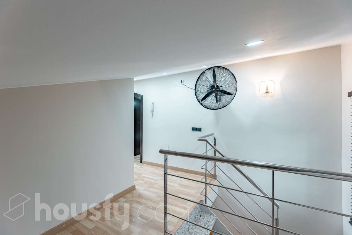 Housfy vende 🏡 fantástica casa ubicada en Sant Pere de Ribes, la cuál consta de 308 m² útiles (verificados con la Dirección General de Catastro). Construida en el año: 2007. Distribución de estancias -Salón-comedor -7 Dormitorios -4 Baños -Cocina equipada Características específicas -Ascensor -Armario empotrado -Aire acondicionado -Suite con baño -Trastero -Altillo -Calefacción -Domótica -Electrodomésticos -Gres/cerámica -Se aceptan mascotas -Parquet -Balcón -Terraza privada -Patio -Vistas a la montaña -Piscina privada -Jardín privado -Chimenea -Despacho -Lavadero -Plaza de garaje Zona y entorno Respecto a la ubicación, se sitúa en Sant Pere de Ribes, municipio de Barcelona. Esta propiedad se encuentra cerca de transporte público, colegios, supermercados y farmacias. Aviso legal El precio de venta no incluye gastos de la compraventa como notaría, registro, impuestos, ni tampoco honorarios agencia. Esta publicación no es vinculante. Consulta siempre la nota simple con Housfy antes de formalizar la compraventa. Sobre nosotros Housfy es la plataforma integral de servicios inmobiliarios. Nuestra combinación de expertos y tecnología pone al alcance de todo el mundo servicios cómodos, claros y seguros. AICAT número: 7922. Nos encargamos de la gestión y asesoramiento de la compra. ¡Olvídate de todo! Hacemos los trámites por ti. Y, si además necesitas financiación, ponemos a tu disposición un bróker hipotecario para ayudarte a conseguir las mejores condiciones para tu perfil económico. ¿Quieres visitarla? Contacta con Housfy y agenda tu visita sin compromiso. Más información en: housfy.com-26