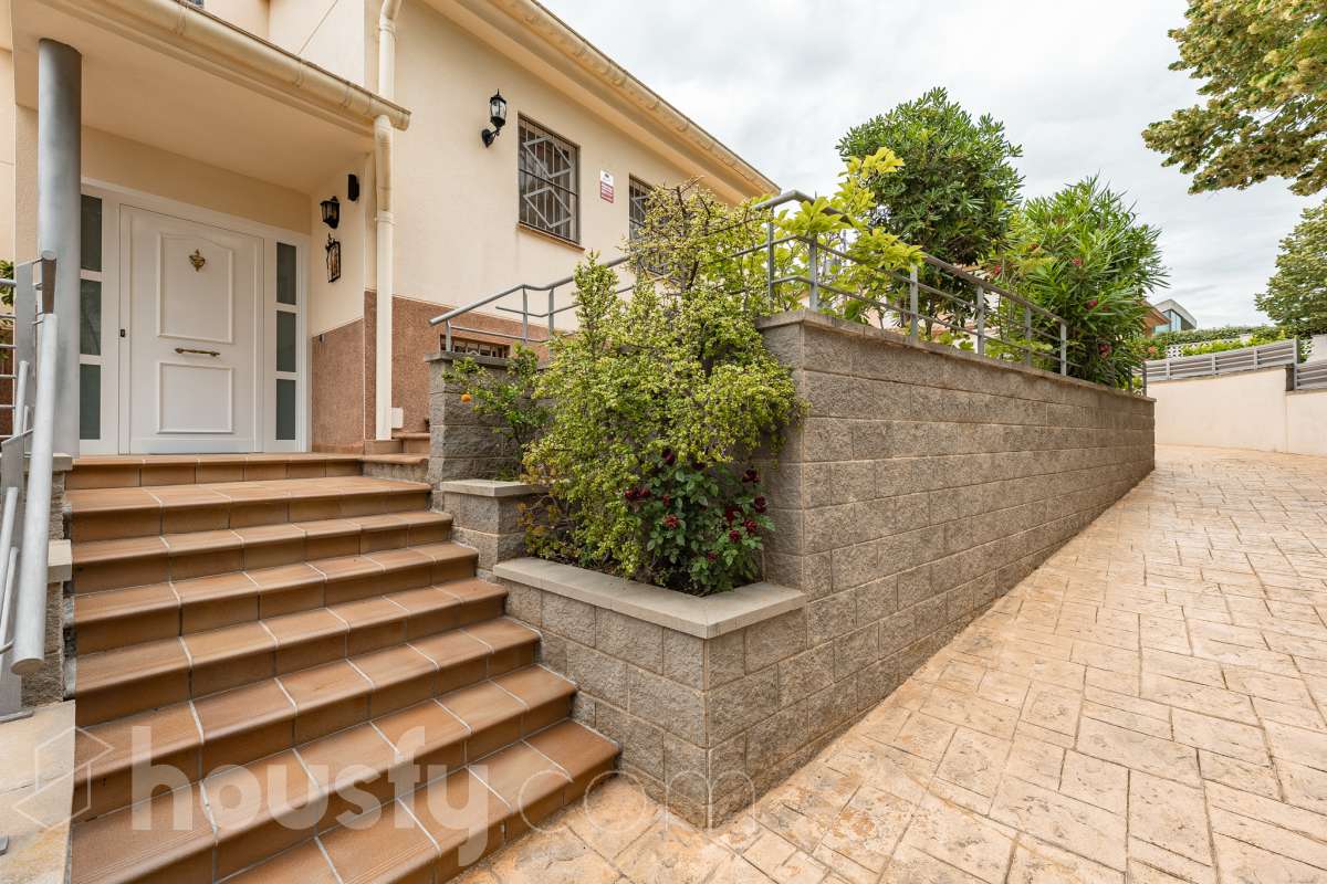 Housfy vende 🏡 fantástica casa ubicada en Sant Pere de Ribes, la cuál consta de 308 m² útiles (verificados con la Dirección General de Catastro). Construida en el año: 2007. Distribución de estancias -Salón-comedor -7 Dormitorios -4 Baños -Cocina equipada Características específicas -Ascensor -Armario empotrado -Aire acondicionado -Suite con baño -Trastero -Altillo -Calefacción -Domótica -Electrodomésticos -Gres/cerámica -Se aceptan mascotas -Parquet -Balcón -Terraza privada -Patio -Vistas a la montaña -Piscina privada -Jardín privado -Chimenea -Despacho -Lavadero -Plaza de garaje Zona y entorno Respecto a la ubicación, se sitúa en Sant Pere de Ribes, municipio de Barcelona. Esta propiedad se encuentra cerca de transporte público, colegios, supermercados y farmacias. Aviso legal El precio de venta no incluye gastos de la compraventa como notaría, registro, impuestos, ni tampoco honorarios agencia. Esta publicación no es vinculante. Consulta siempre la nota simple con Housfy antes de formalizar la compraventa. Sobre nosotros Housfy es la plataforma integral de servicios inmobiliarios. Nuestra combinación de expertos y tecnología pone al alcance de todo el mundo servicios cómodos, claros y seguros. AICAT número: 7922. Nos encargamos de la gestión y asesoramiento de la compra. ¡Olvídate de todo! Hacemos los trámites por ti. Y, si además necesitas financiación, ponemos a tu disposición un bróker hipotecario para ayudarte a conseguir las mejores condiciones para tu perfil económico. ¿Quieres visitarla? Contacta con Housfy y agenda tu visita sin compromiso. Más información en: housfy.com-64