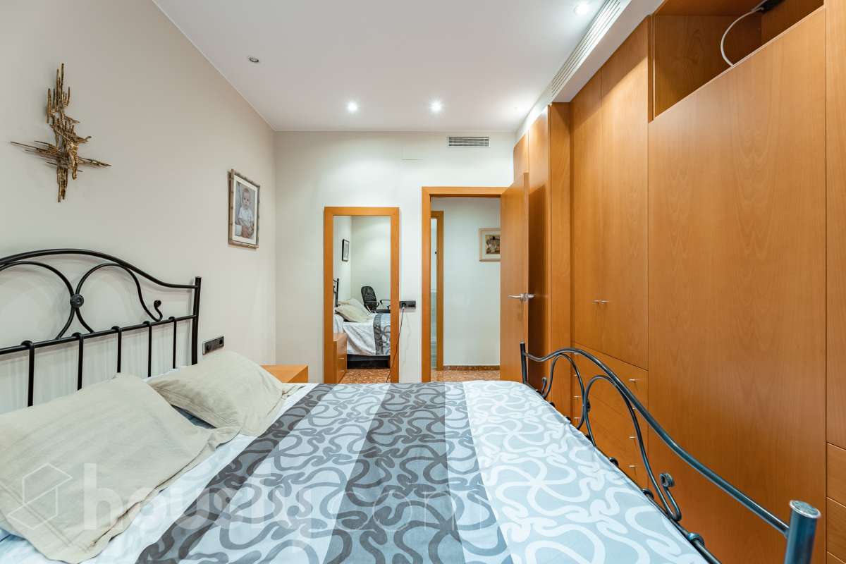 Housfy vende 🏡 fantástica casa ubicada en Sant Pere de Ribes, la cuál consta de 308 m² útiles (verificados con la Dirección General de Catastro). Construida en el año: 2007. Distribución de estancias -Salón-comedor -7 Dormitorios -4 Baños -Cocina equipada Características específicas -Ascensor -Armario empotrado -Aire acondicionado -Suite con baño -Trastero -Altillo -Calefacción -Domótica -Electrodomésticos -Gres/cerámica -Se aceptan mascotas -Parquet -Balcón -Terraza privada -Patio -Vistas a la montaña -Piscina privada -Jardín privado -Chimenea -Despacho -Lavadero -Plaza de garaje Zona y entorno Respecto a la ubicación, se sitúa en Sant Pere de Ribes, municipio de Barcelona. Esta propiedad se encuentra cerca de transporte público, colegios, supermercados y farmacias. Aviso legal El precio de venta no incluye gastos de la compraventa como notaría, registro, impuestos, ni tampoco honorarios agencia. Esta publicación no es vinculante. Consulta siempre la nota simple con Housfy antes de formalizar la compraventa. Sobre nosotros Housfy es la plataforma integral de servicios inmobiliarios. Nuestra combinación de expertos y tecnología pone al alcance de todo el mundo servicios cómodos, claros y seguros. AICAT número: 7922. Nos encargamos de la gestión y asesoramiento de la compra. ¡Olvídate de todo! Hacemos los trámites por ti. Y, si además necesitas financiación, ponemos a tu disposición un bróker hipotecario para ayudarte a conseguir las mejores condiciones para tu perfil económico. ¿Quieres visitarla? Contacta con Housfy y agenda tu visita sin compromiso. Más información en: housfy.com-19
