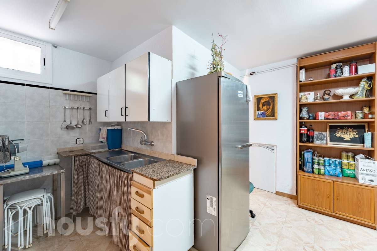 Housfy vende 🏡 fantástica casa ubicada en Sant Pere de Ribes, la cuál consta de 308 m² útiles (verificados con la Dirección General de Catastro). Construida en el año: 2007. Distribución de estancias -Salón-comedor -7 Dormitorios -4 Baños -Cocina equipada Características específicas -Ascensor -Armario empotrado -Aire acondicionado -Suite con baño -Trastero -Altillo -Calefacción -Domótica -Electrodomésticos -Gres/cerámica -Se aceptan mascotas -Parquet -Balcón -Terraza privada -Patio -Vistas a la montaña -Piscina privada -Jardín privado -Chimenea -Despacho -Lavadero -Plaza de garaje Zona y entorno Respecto a la ubicación, se sitúa en Sant Pere de Ribes, municipio de Barcelona. Esta propiedad se encuentra cerca de transporte público, colegios, supermercados y farmacias. Aviso legal El precio de venta no incluye gastos de la compraventa como notaría, registro, impuestos, ni tampoco honorarios agencia. Esta publicación no es vinculante. Consulta siempre la nota simple con Housfy antes de formalizar la compraventa. Sobre nosotros Housfy es la plataforma integral de servicios inmobiliarios. Nuestra combinación de expertos y tecnología pone al alcance de todo el mundo servicios cómodos, claros y seguros. AICAT número: 7922. Nos encargamos de la gestión y asesoramiento de la compra. ¡Olvídate de todo! Hacemos los trámites por ti. Y, si además necesitas financiación, ponemos a tu disposición un bróker hipotecario para ayudarte a conseguir las mejores condiciones para tu perfil económico. ¿Quieres visitarla? Contacta con Housfy y agenda tu visita sin compromiso. Más información en: housfy.com-43