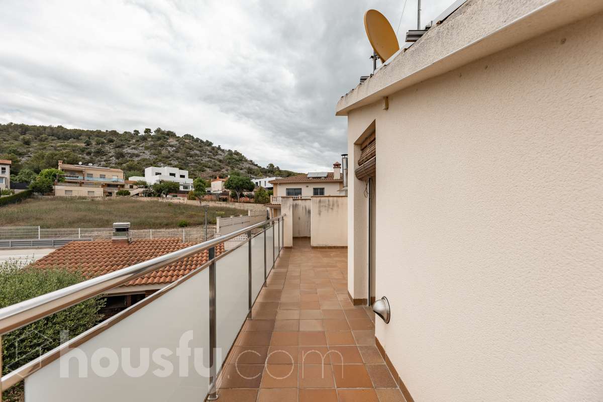 Housfy vende 🏡 fantástica casa ubicada en Sant Pere de Ribes, la cuál consta de 308 m² útiles (verificados con la Dirección General de Catastro). Construida en el año: 2007. Distribución de estancias -Salón-comedor -7 Dormitorios -4 Baños -Cocina equipada Características específicas -Ascensor -Armario empotrado -Aire acondicionado -Suite con baño -Trastero -Altillo -Calefacción -Domótica -Electrodomésticos -Gres/cerámica -Se aceptan mascotas -Parquet -Balcón -Terraza privada -Patio -Vistas a la montaña -Piscina privada -Jardín privado -Chimenea -Despacho -Lavadero -Plaza de garaje Zona y entorno Respecto a la ubicación, se sitúa en Sant Pere de Ribes, municipio de Barcelona. Esta propiedad se encuentra cerca de transporte público, colegios, supermercados y farmacias. Aviso legal El precio de venta no incluye gastos de la compraventa como notaría, registro, impuestos, ni tampoco honorarios agencia. Esta publicación no es vinculante. Consulta siempre la nota simple con Housfy antes de formalizar la compraventa. Sobre nosotros Housfy es la plataforma integral de servicios inmobiliarios. Nuestra combinación de expertos y tecnología pone al alcance de todo el mundo servicios cómodos, claros y seguros. AICAT número: 7922. Nos encargamos de la gestión y asesoramiento de la compra. ¡Olvídate de todo! Hacemos los trámites por ti. Y, si además necesitas financiación, ponemos a tu disposición un bróker hipotecario para ayudarte a conseguir las mejores condiciones para tu perfil económico. ¿Quieres visitarla? Contacta con Housfy y agenda tu visita sin compromiso. Más información en: housfy.com-37