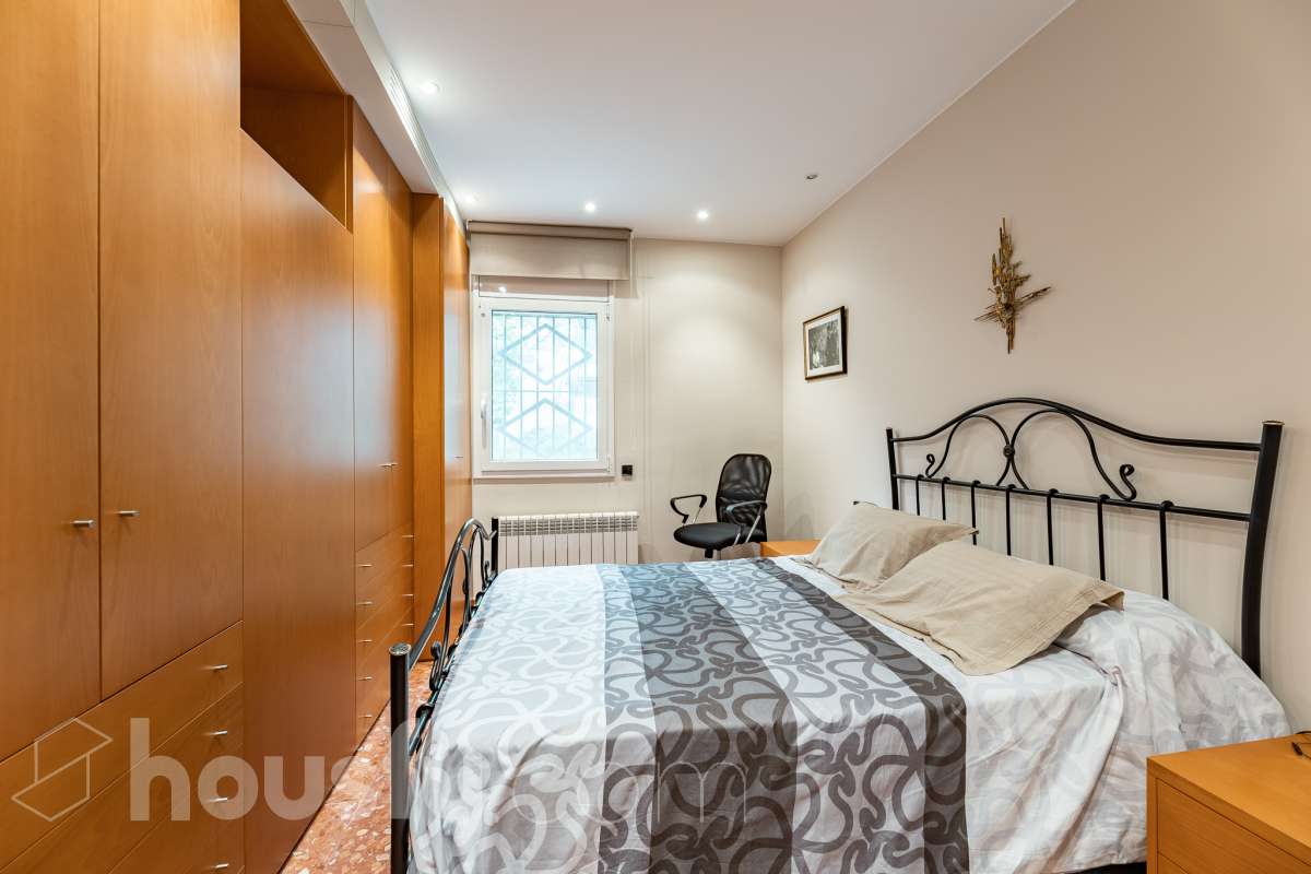 Housfy vende 🏡 fantástica casa ubicada en Sant Pere de Ribes, la cuál consta de 308 m² útiles (verificados con la Dirección General de Catastro). Construida en el año: 2007. Distribución de estancias -Salón-comedor -7 Dormitorios -4 Baños -Cocina equipada Características específicas -Ascensor -Armario empotrado -Aire acondicionado -Suite con baño -Trastero -Altillo -Calefacción -Domótica -Electrodomésticos -Gres/cerámica -Se aceptan mascotas -Parquet -Balcón -Terraza privada -Patio -Vistas a la montaña -Piscina privada -Jardín privado -Chimenea -Despacho -Lavadero -Plaza de garaje Zona y entorno Respecto a la ubicación, se sitúa en Sant Pere de Ribes, municipio de Barcelona. Esta propiedad se encuentra cerca de transporte público, colegios, supermercados y farmacias. Aviso legal El precio de venta no incluye gastos de la compraventa como notaría, registro, impuestos, ni tampoco honorarios agencia. Esta publicación no es vinculante. Consulta siempre la nota simple con Housfy antes de formalizar la compraventa. Sobre nosotros Housfy es la plataforma integral de servicios inmobiliarios. Nuestra combinación de expertos y tecnología pone al alcance de todo el mundo servicios cómodos, claros y seguros. AICAT número: 7922. Nos encargamos de la gestión y asesoramiento de la compra. ¡Olvídate de todo! Hacemos los trámites por ti. Y, si además necesitas financiación, ponemos a tu disposición un bróker hipotecario para ayudarte a conseguir las mejores condiciones para tu perfil económico. ¿Quieres visitarla? Contacta con Housfy y agenda tu visita sin compromiso. Más información en: housfy.com-18