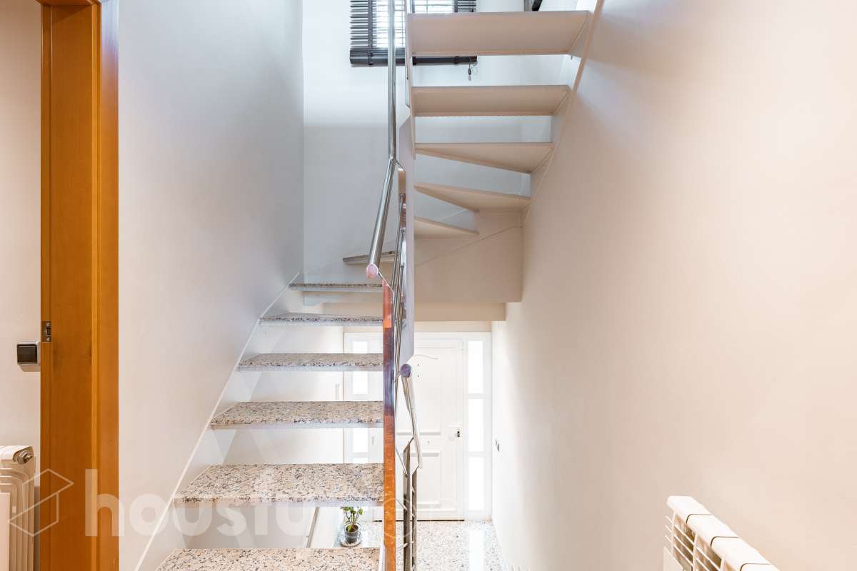 Housfy vende 🏡 fantástica casa ubicada en Sant Pere de Ribes, la cuál consta de 308 m² útiles (verificados con la Dirección General de Catastro). Construida en el año: 2007. Distribución de estancias -Salón-comedor -7 Dormitorios -4 Baños -Cocina equipada Características específicas -Ascensor -Armario empotrado -Aire acondicionado -Suite con baño -Trastero -Altillo -Calefacción -Domótica -Electrodomésticos -Gres/cerámica -Se aceptan mascotas -Parquet -Balcón -Terraza privada -Patio -Vistas a la montaña -Piscina privada -Jardín privado -Chimenea -Despacho -Lavadero -Plaza de garaje Zona y entorno Respecto a la ubicación, se sitúa en Sant Pere de Ribes, municipio de Barcelona. Esta propiedad se encuentra cerca de transporte público, colegios, supermercados y farmacias. Aviso legal El precio de venta no incluye gastos de la compraventa como notaría, registro, impuestos, ni tampoco honorarios agencia. Esta publicación no es vinculante. Consulta siempre la nota simple con Housfy antes de formalizar la compraventa. Sobre nosotros Housfy es la plataforma integral de servicios inmobiliarios. Nuestra combinación de expertos y tecnología pone al alcance de todo el mundo servicios cómodos, claros y seguros. AICAT número: 7922. Nos encargamos de la gestión y asesoramiento de la compra. ¡Olvídate de todo! Hacemos los trámites por ti. Y, si además necesitas financiación, ponemos a tu disposición un bróker hipotecario para ayudarte a conseguir las mejores condiciones para tu perfil económico. ¿Quieres visitarla? Contacta con Housfy y agenda tu visita sin compromiso. Más información en: housfy.com-24