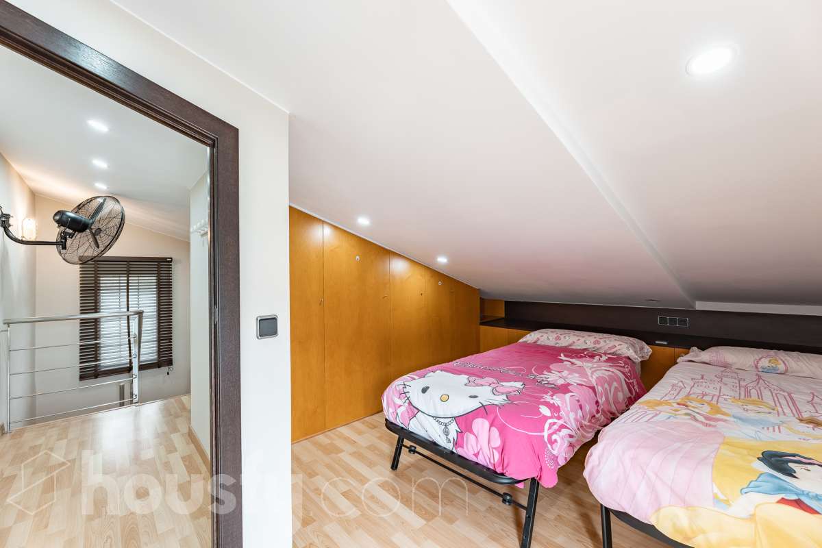 Housfy vende 🏡 fantástica casa ubicada en Sant Pere de Ribes, la cuál consta de 308 m² útiles (verificados con la Dirección General de Catastro). Construida en el año: 2007. Distribución de estancias -Salón-comedor -7 Dormitorios -4 Baños -Cocina equipada Características específicas -Ascensor -Armario empotrado -Aire acondicionado -Suite con baño -Trastero -Altillo -Calefacción -Domótica -Electrodomésticos -Gres/cerámica -Se aceptan mascotas -Parquet -Balcón -Terraza privada -Patio -Vistas a la montaña -Piscina privada -Jardín privado -Chimenea -Despacho -Lavadero -Plaza de garaje Zona y entorno Respecto a la ubicación, se sitúa en Sant Pere de Ribes, municipio de Barcelona. Esta propiedad se encuentra cerca de transporte público, colegios, supermercados y farmacias. Aviso legal El precio de venta no incluye gastos de la compraventa como notaría, registro, impuestos, ni tampoco honorarios agencia. Esta publicación no es vinculante. Consulta siempre la nota simple con Housfy antes de formalizar la compraventa. Sobre nosotros Housfy es la plataforma integral de servicios inmobiliarios. Nuestra combinación de expertos y tecnología pone al alcance de todo el mundo servicios cómodos, claros y seguros. AICAT número: 7922. Nos encargamos de la gestión y asesoramiento de la compra. ¡Olvídate de todo! Hacemos los trámites por ti. Y, si además necesitas financiación, ponemos a tu disposición un bróker hipotecario para ayudarte a conseguir las mejores condiciones para tu perfil económico. ¿Quieres visitarla? Contacta con Housfy y agenda tu visita sin compromiso. Más información en: housfy.com-33
