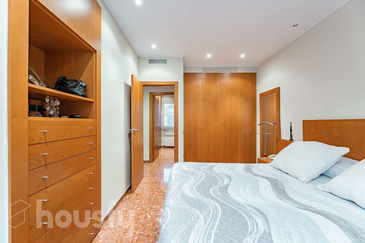 Housfy vende 🏡 fantástica casa ubicada en Sant Pere de Ribes, la cuál consta de 308 m² útiles (verificados con la Dirección General de Catastro). Construida en el año: 2007. Distribución de estancias -Salón-comedor -7 Dormitorios -4 Baños -Cocina equipada Características específicas -Ascensor -Armario empotrado -Aire acondicionado -Suite con baño -Trastero -Altillo -Calefacción -Domótica -Electrodomésticos -Gres/cerámica -Se aceptan mascotas -Parquet -Balcón -Terraza privada -Patio -Vistas a la montaña -Piscina privada -Jardín privado -Chimenea -Despacho -Lavadero -Plaza de garaje Zona y entorno Respecto a la ubicación, se sitúa en Sant Pere de Ribes, municipio de Barcelona. Esta propiedad se encuentra cerca de transporte público, colegios, supermercados y farmacias. Aviso legal El precio de venta no incluye gastos de la compraventa como notaría, registro, impuestos, ni tampoco honorarios agencia. Esta publicación no es vinculante. Consulta siempre la nota simple con Housfy antes de formalizar la compraventa. Sobre nosotros Housfy es la plataforma integral de servicios inmobiliarios. Nuestra combinación de expertos y tecnología pone al alcance de todo el mundo servicios cómodos, claros y seguros. AICAT número: 7922. Nos encargamos de la gestión y asesoramiento de la compra. ¡Olvídate de todo! Hacemos los trámites por ti. Y, si además necesitas financiación, ponemos a tu disposición un bróker hipotecario para ayudarte a conseguir las mejores condiciones para tu perfil económico. ¿Quieres visitarla? Contacta con Housfy y agenda tu visita sin compromiso. Más información en: housfy.com-15