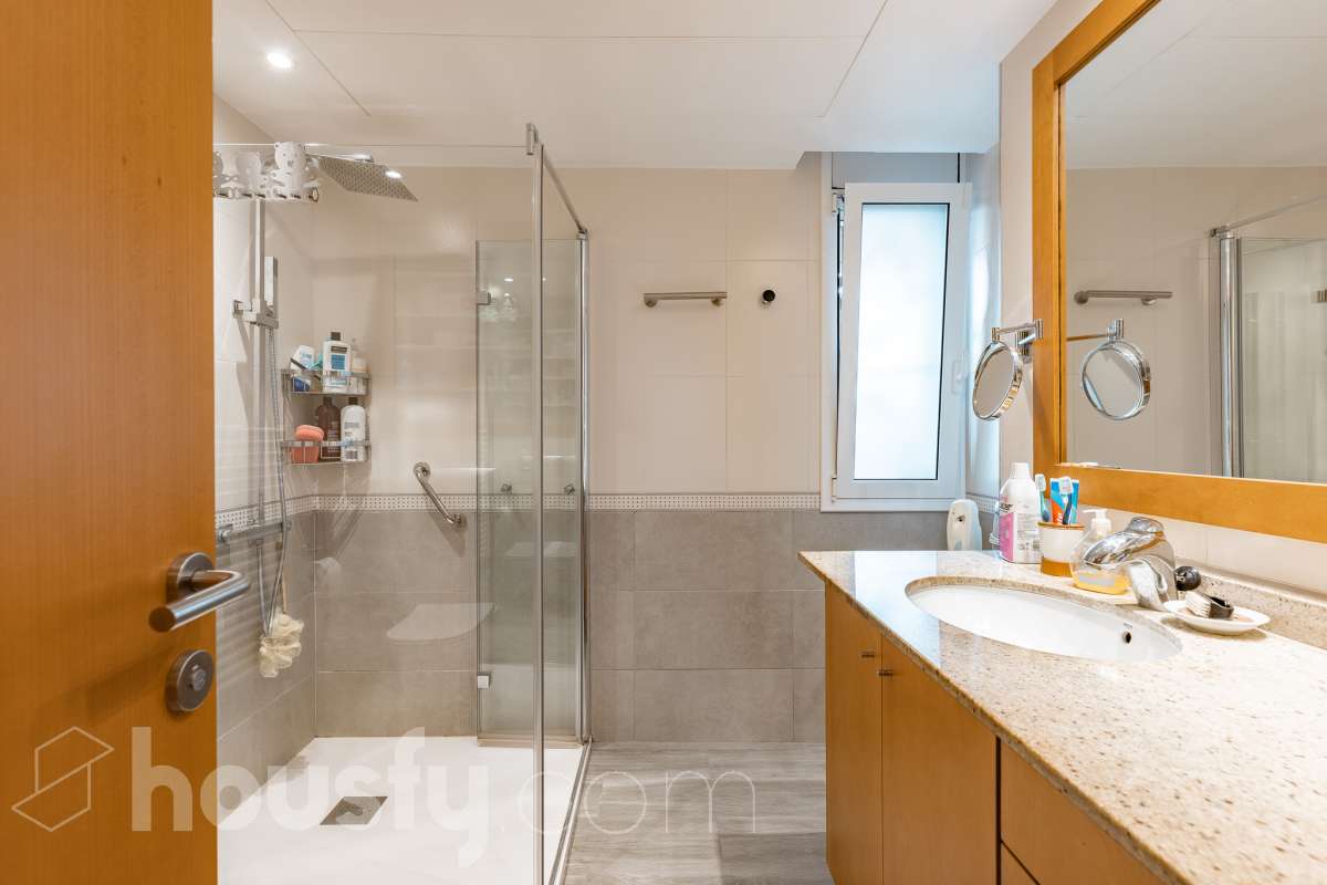 Housfy vende 🏡 fantástica casa ubicada en Sant Pere de Ribes, la cuál consta de 308 m² útiles (verificados con la Dirección General de Catastro). Construida en el año: 2007. Distribución de estancias -Salón-comedor -7 Dormitorios -4 Baños -Cocina equipada Características específicas -Ascensor -Armario empotrado -Aire acondicionado -Suite con baño -Trastero -Altillo -Calefacción -Domótica -Electrodomésticos -Gres/cerámica -Se aceptan mascotas -Parquet -Balcón -Terraza privada -Patio -Vistas a la montaña -Piscina privada -Jardín privado -Chimenea -Despacho -Lavadero -Plaza de garaje Zona y entorno Respecto a la ubicación, se sitúa en Sant Pere de Ribes, municipio de Barcelona. Esta propiedad se encuentra cerca de transporte público, colegios, supermercados y farmacias. Aviso legal El precio de venta no incluye gastos de la compraventa como notaría, registro, impuestos, ni tampoco honorarios agencia. Esta publicación no es vinculante. Consulta siempre la nota simple con Housfy antes de formalizar la compraventa. Sobre nosotros Housfy es la plataforma integral de servicios inmobiliarios. Nuestra combinación de expertos y tecnología pone al alcance de todo el mundo servicios cómodos, claros y seguros. AICAT número: 7922. Nos encargamos de la gestión y asesoramiento de la compra. ¡Olvídate de todo! Hacemos los trámites por ti. Y, si además necesitas financiación, ponemos a tu disposición un bróker hipotecario para ayudarte a conseguir las mejores condiciones para tu perfil económico. ¿Quieres visitarla? Contacta con Housfy y agenda tu visita sin compromiso. Más información en: housfy.com-22
