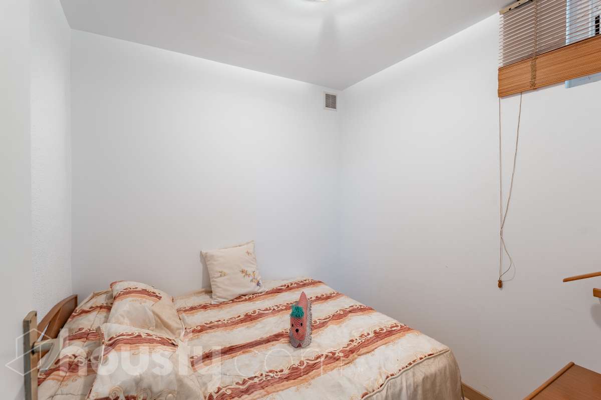 Housfy vende 🏡 fantástica casa ubicada en Sant Pere de Ribes, la cuál consta de 308 m² útiles (verificados con la Dirección General de Catastro). Construida en el año: 2007. Distribución de estancias -Salón-comedor -7 Dormitorios -4 Baños -Cocina equipada Características específicas -Ascensor -Armario empotrado -Aire acondicionado -Suite con baño -Trastero -Altillo -Calefacción -Domótica -Electrodomésticos -Gres/cerámica -Se aceptan mascotas -Parquet -Balcón -Terraza privada -Patio -Vistas a la montaña -Piscina privada -Jardín privado -Chimenea -Despacho -Lavadero -Plaza de garaje Zona y entorno Respecto a la ubicación, se sitúa en Sant Pere de Ribes, municipio de Barcelona. Esta propiedad se encuentra cerca de transporte público, colegios, supermercados y farmacias. Aviso legal El precio de venta no incluye gastos de la compraventa como notaría, registro, impuestos, ni tampoco honorarios agencia. Esta publicación no es vinculante. Consulta siempre la nota simple con Housfy antes de formalizar la compraventa. Sobre nosotros Housfy es la plataforma integral de servicios inmobiliarios. Nuestra combinación de expertos y tecnología pone al alcance de todo el mundo servicios cómodos, claros y seguros. AICAT número: 7922. Nos encargamos de la gestión y asesoramiento de la compra. ¡Olvídate de todo! Hacemos los trámites por ti. Y, si además necesitas financiación, ponemos a tu disposición un bróker hipotecario para ayudarte a conseguir las mejores condiciones para tu perfil económico. ¿Quieres visitarla? Contacta con Housfy y agenda tu visita sin compromiso. Más información en: housfy.com-45