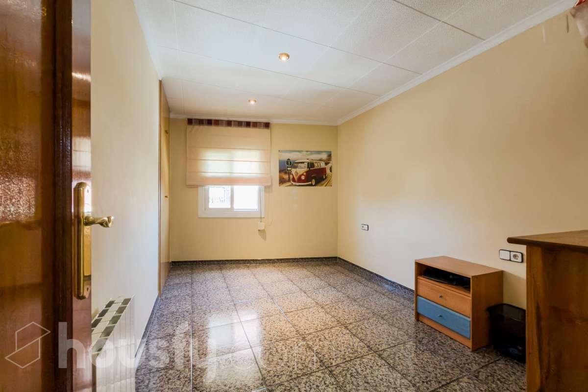 -ITE
-POSIBILIDAD DE HACER 2 CASAS
-VISTAS A BCN-27