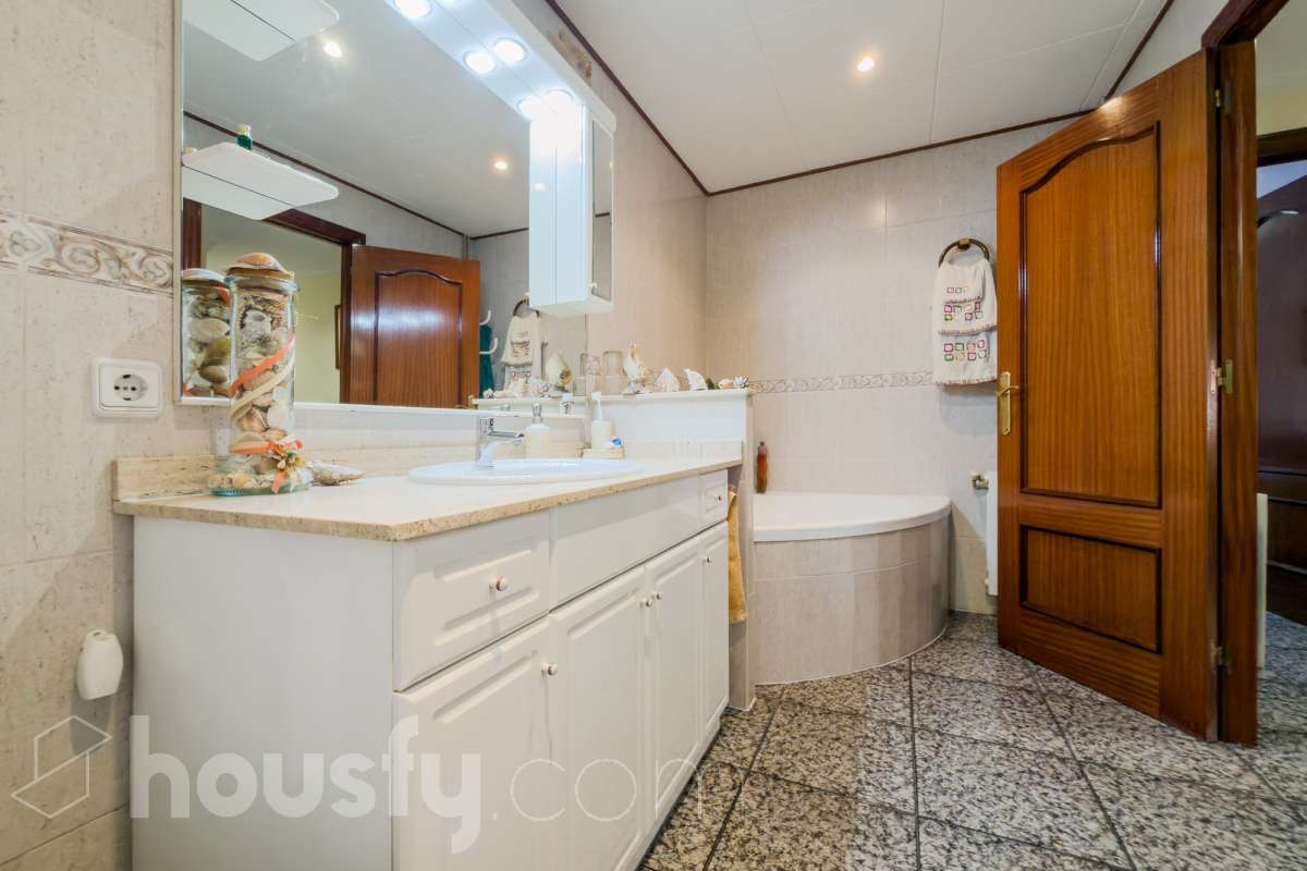 -ITE
-POSIBILIDAD DE HACER 2 CASAS
-VISTAS A BCN-13