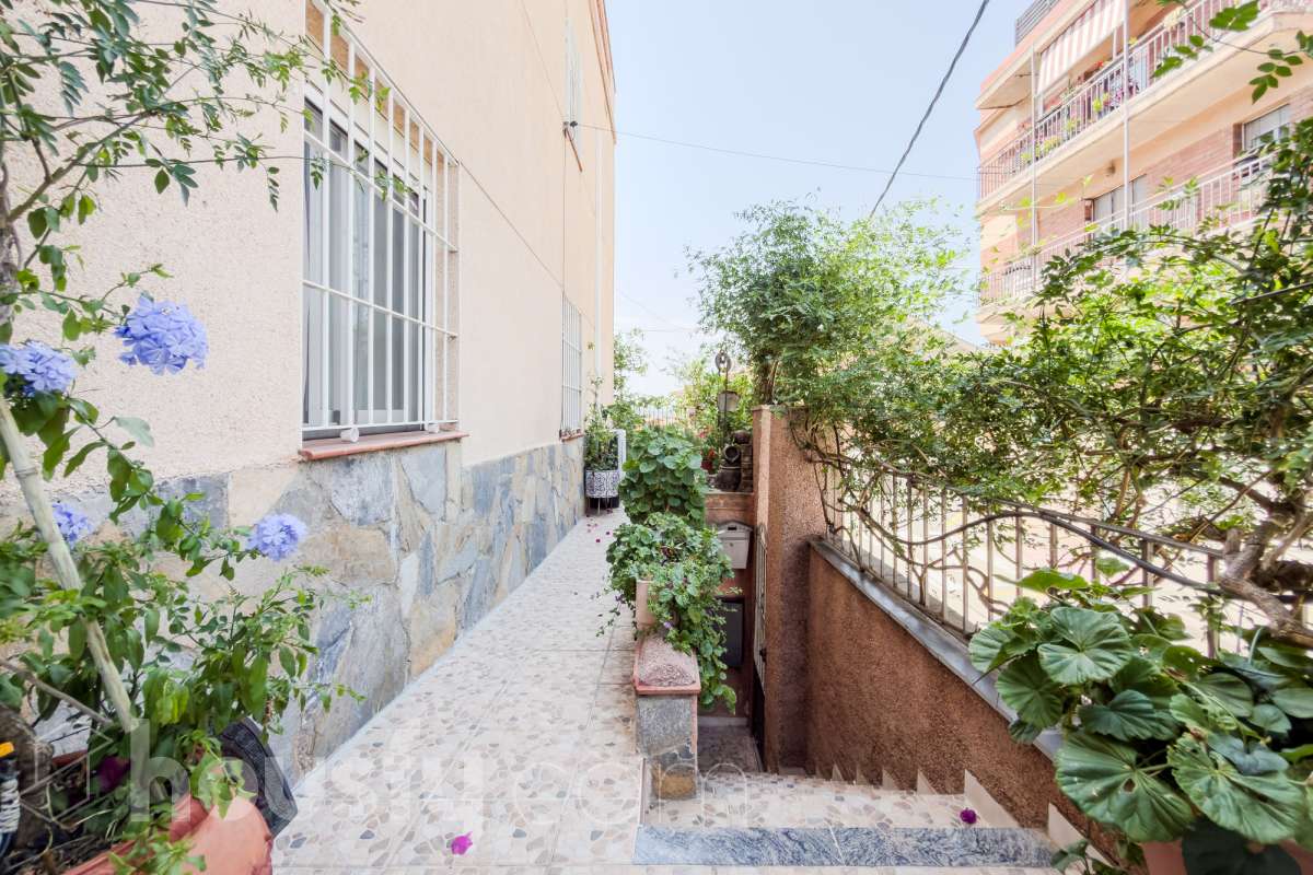 -ITE
-POSIBILIDAD DE HACER 2 CASAS
-VISTAS A BCN-63