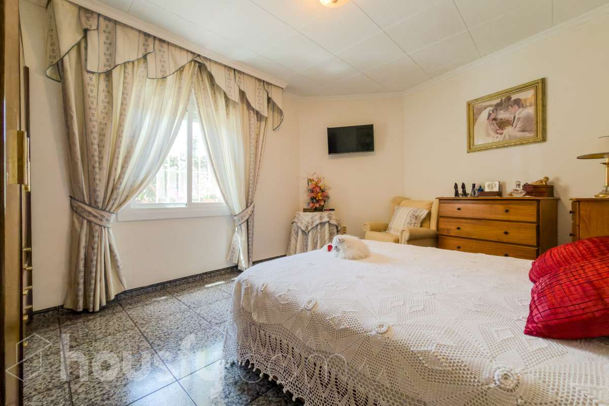 -ITE
-POSIBILIDAD DE HACER 2 CASAS
-VISTAS A BCN-24