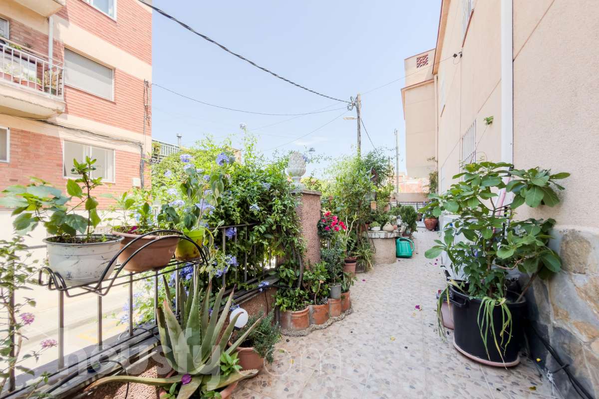 -ITE
-POSIBILIDAD DE HACER 2 CASAS
-VISTAS A BCN-61