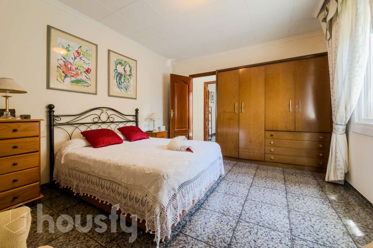 -ITE
-POSIBILIDAD DE HACER 2 CASAS
-VISTAS A BCN-25